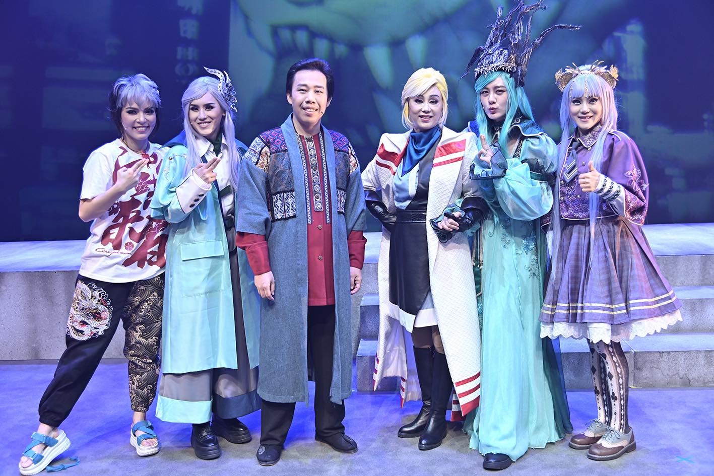 明華園跨界漫畫，把漫畫家韋宗成的作品《冥戰錄》搬上歌仔戲舞台。圖為台北首映場後演員合影。（翻攝明華園戲劇總團臉書）