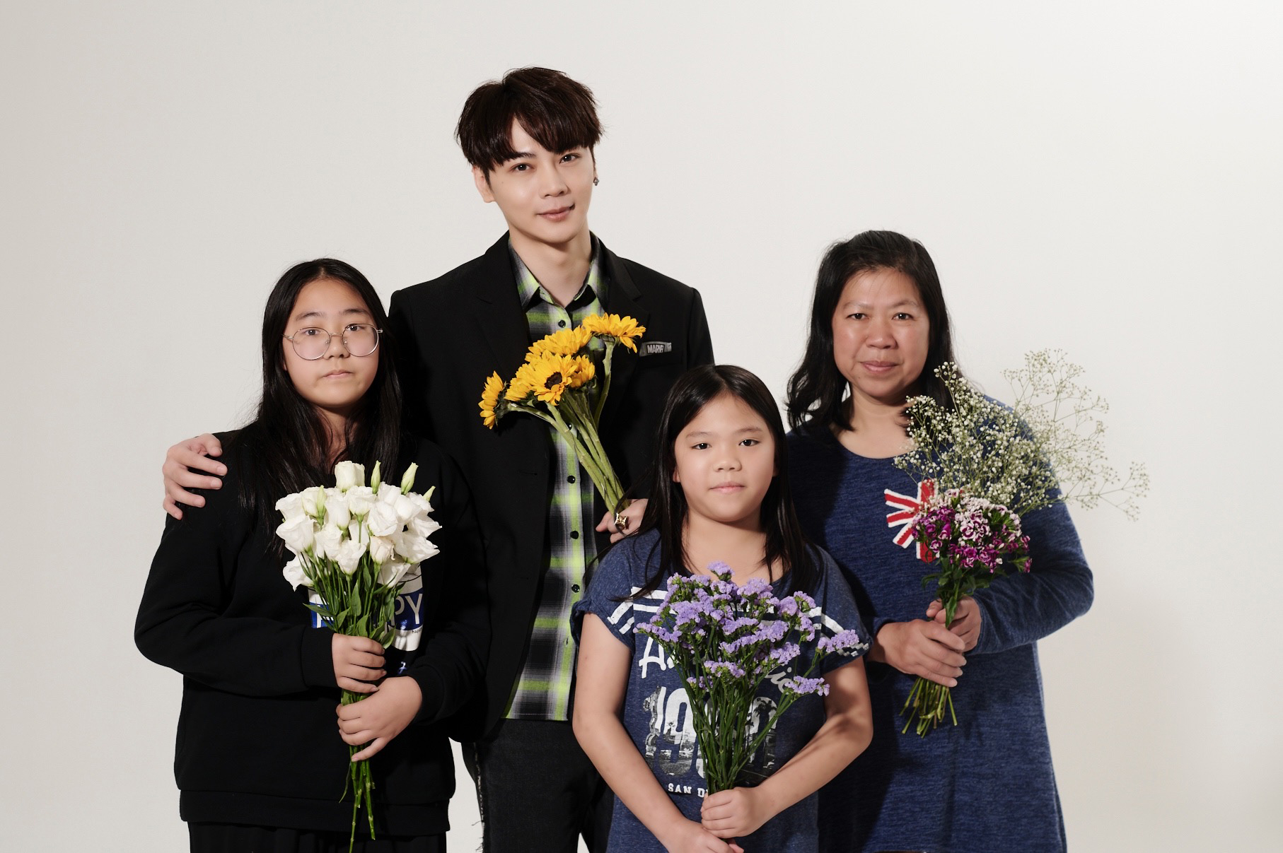 古曜威在白色情人節當天，陪伴單親媽媽與年幼女兒們一起度過。（紅心字會提供）