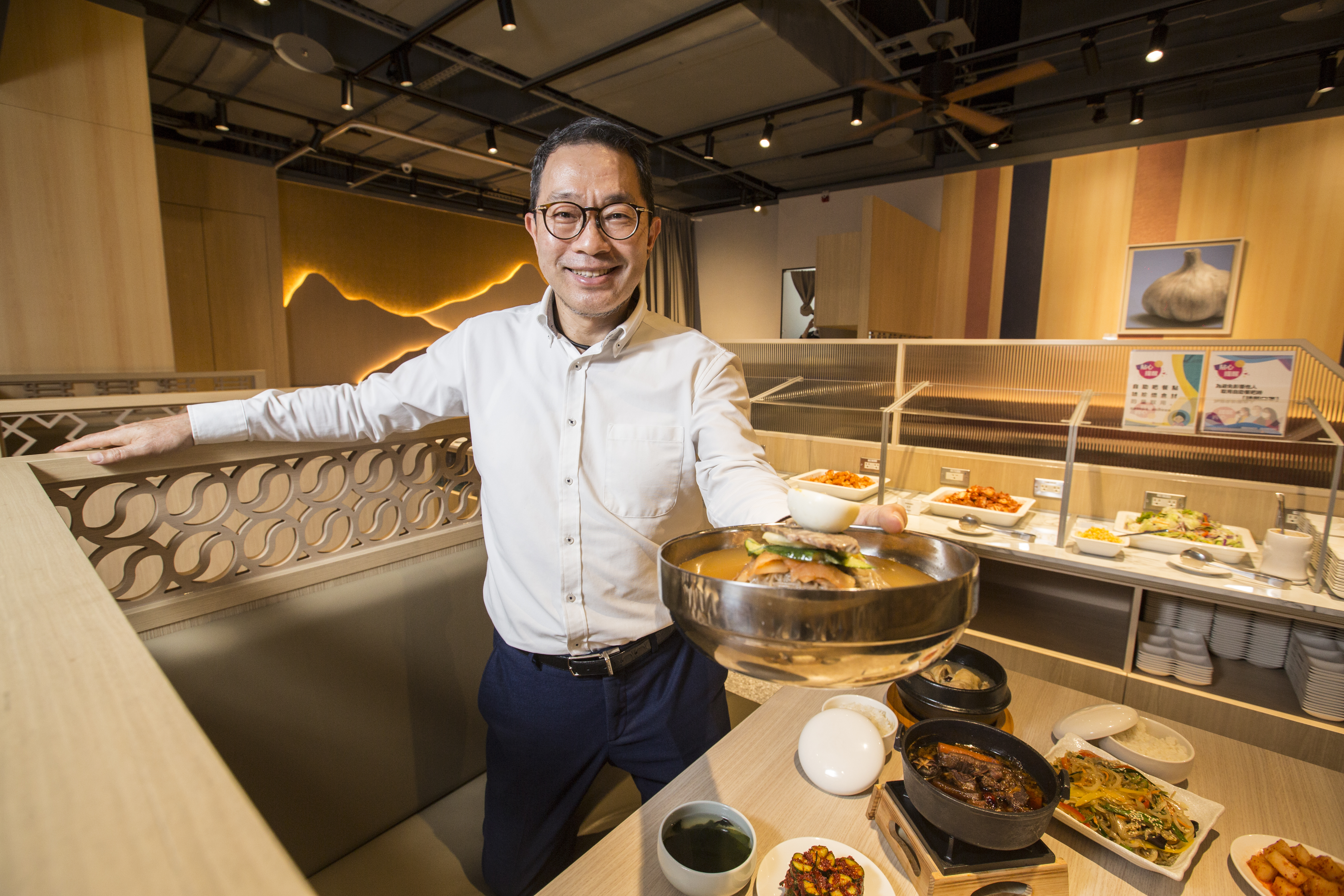 曾做過日本連鎖餐廳大戶屋總經理的周繼正，去年離職後，將工作多年累積的積蓄全部投入，引進日本知名的韓式連鎖品牌，要再拚一把！