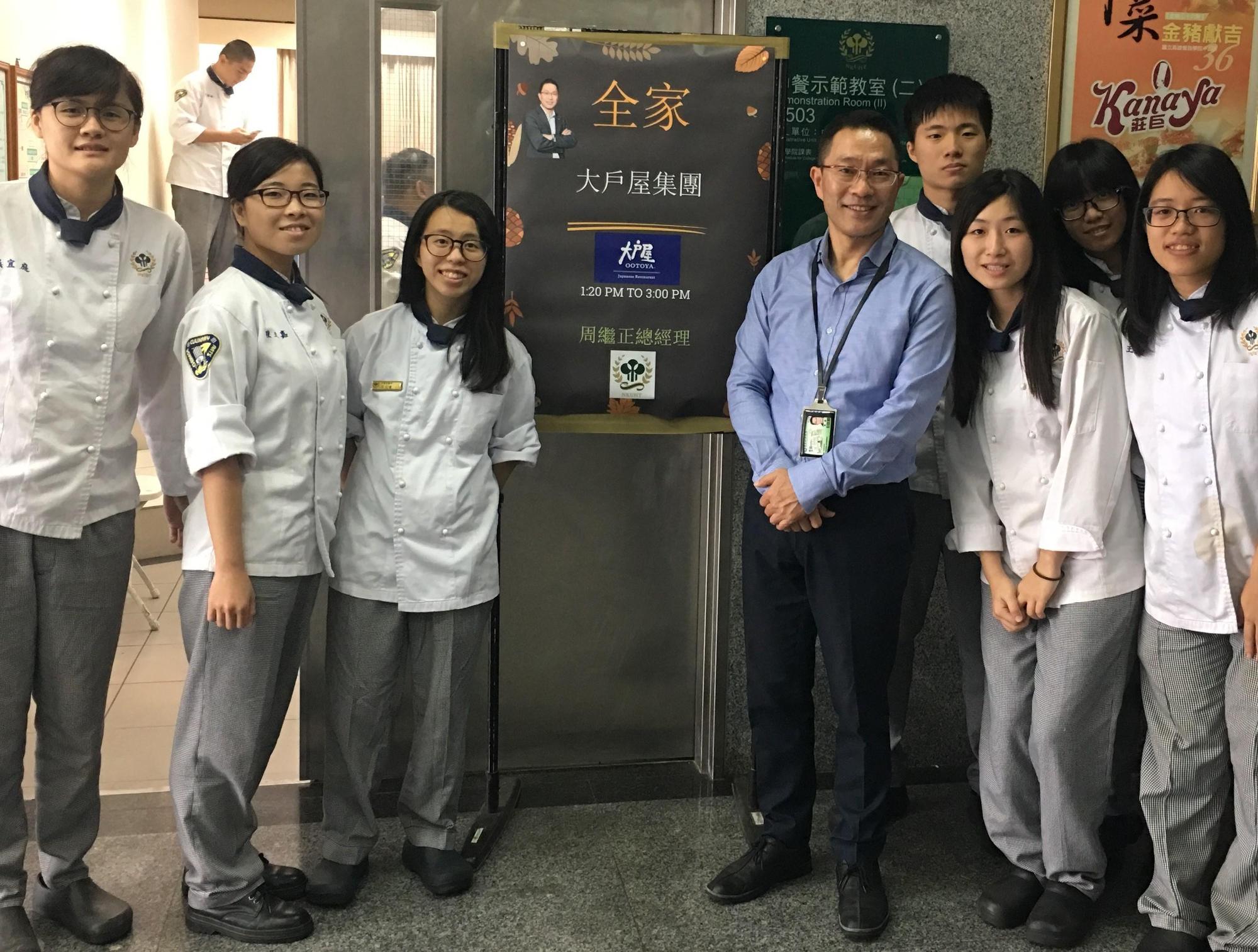一手將大戶屋版圖打穩的周繼正，過去常受邀到學校演講、分享心得。（周繼正提供）
