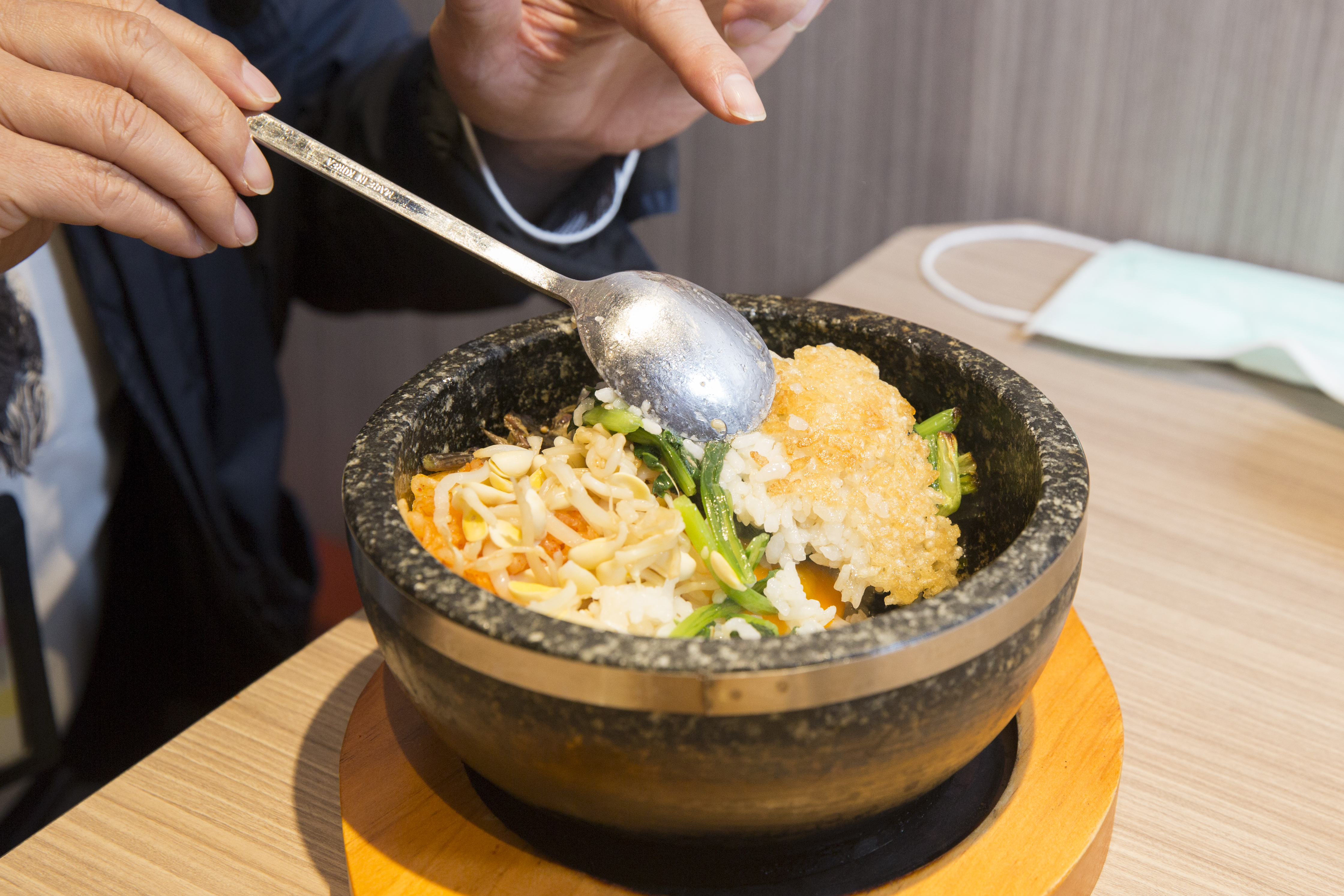 石鍋拌飯用料豐富，周繼正為要看到黃金鍋粑，要廚房精準記下料理的時間。