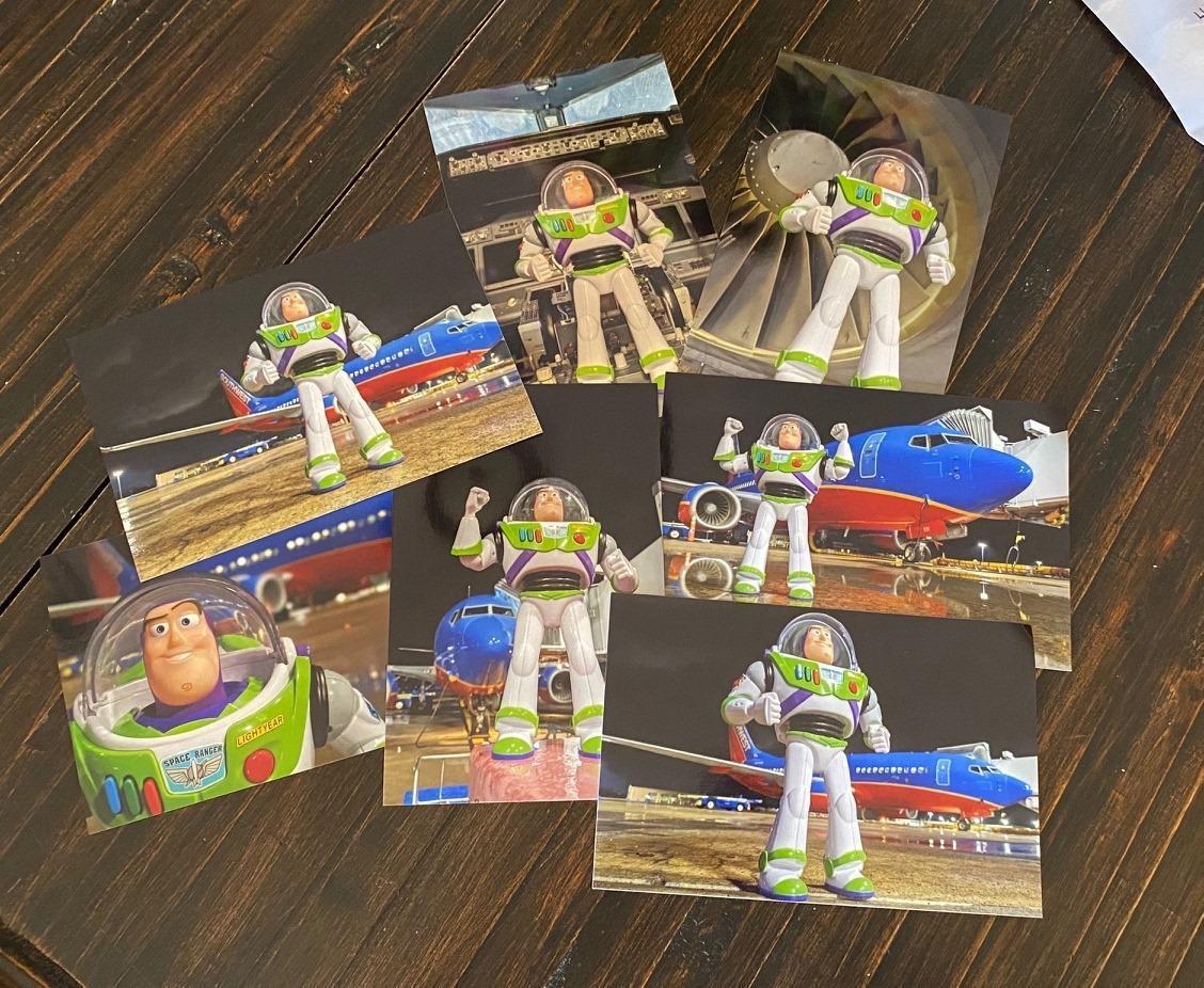 包裹內附上巴斯光年在小石城機場執行任務的系列照片。(翻攝自西南航空臉書)