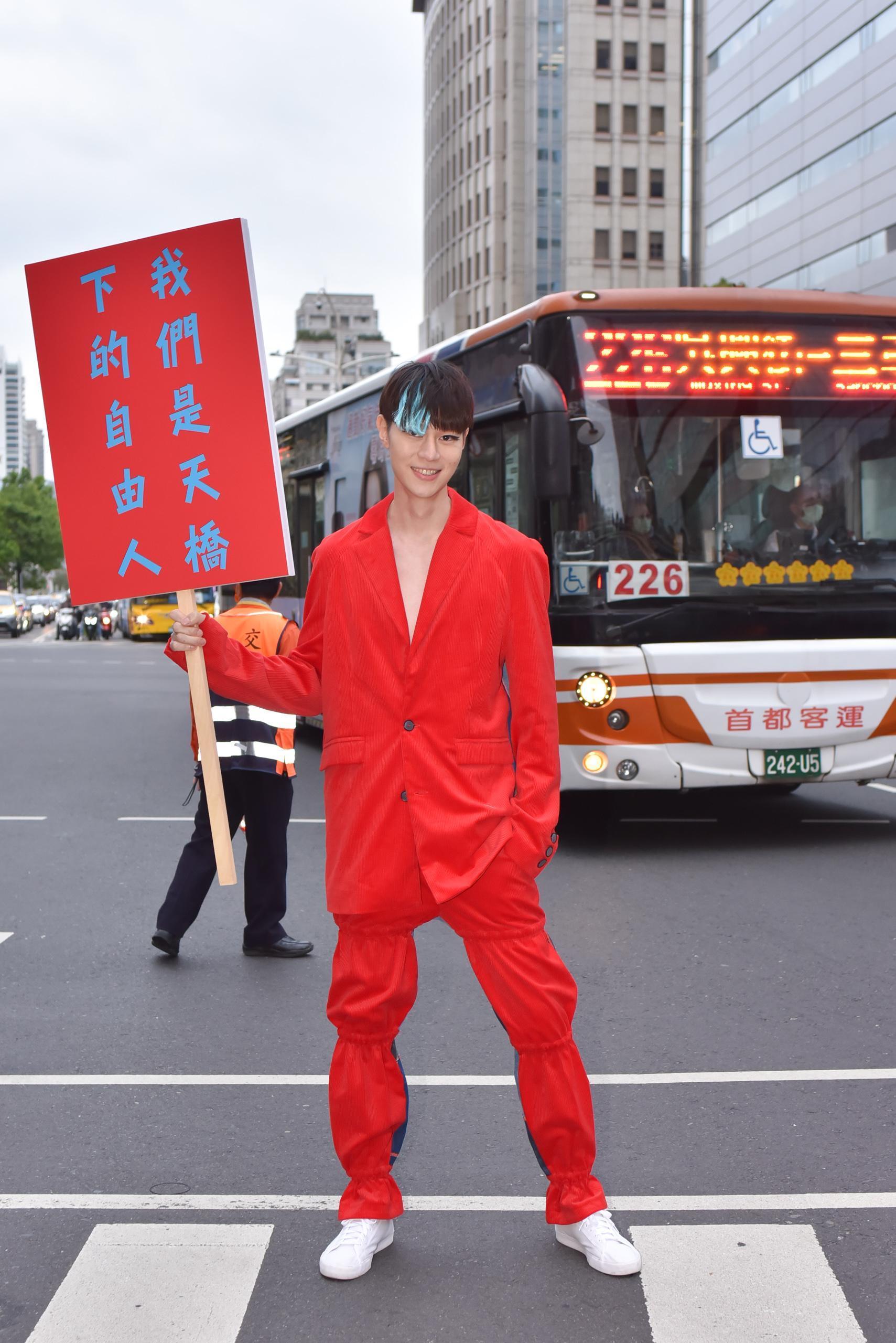 吳珝陽日前受邀台北時裝週快閃走秀。(伊林提供)