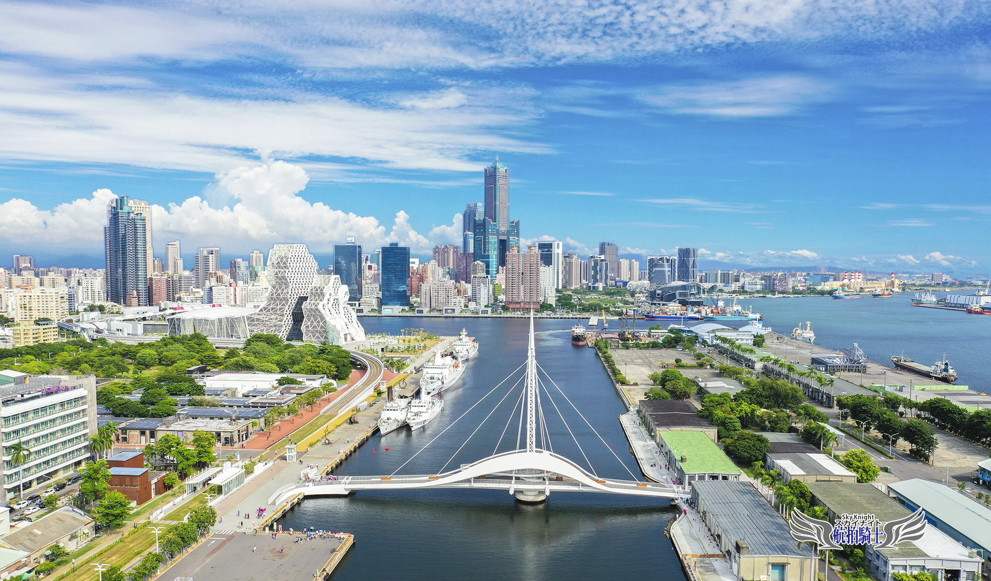 大港橋結合水岸輕軌,串連駁二特區、高港棧庫群。