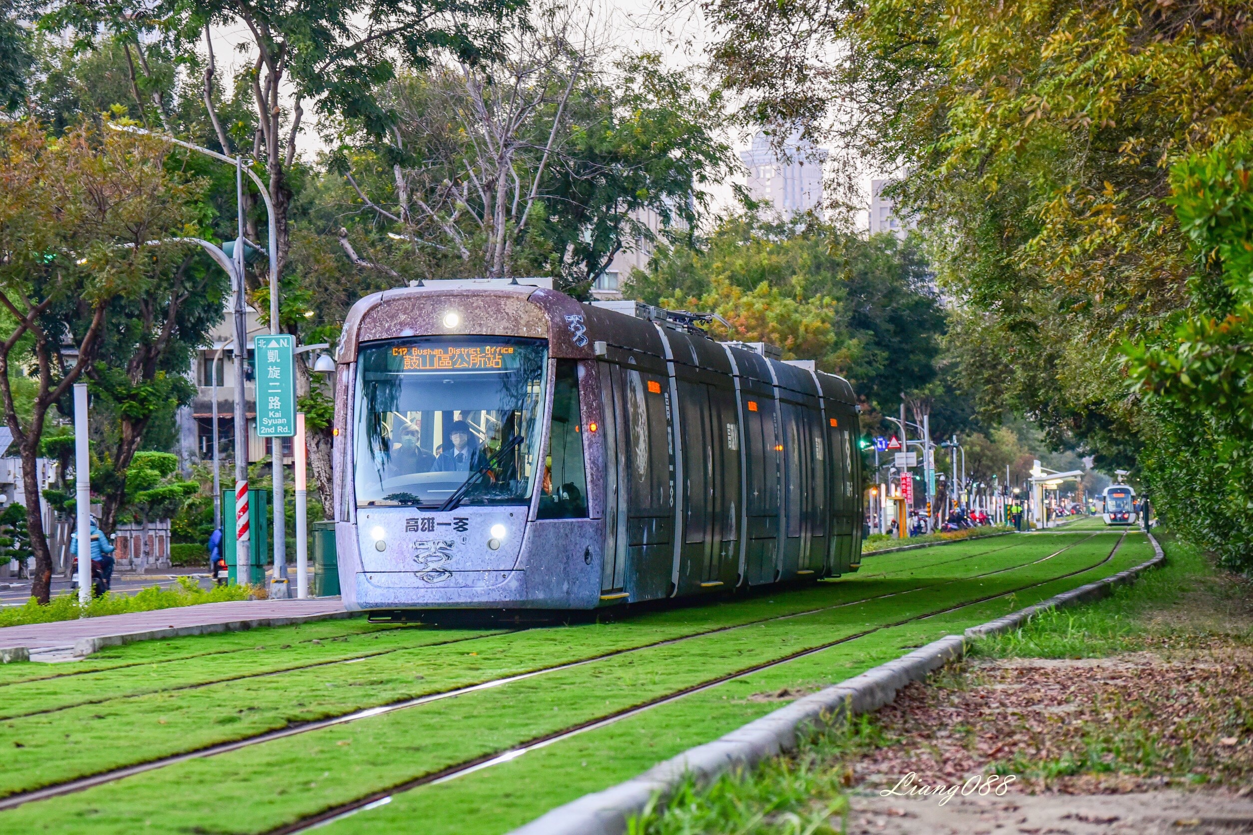 C32至C34行駛在樹蔭林間，有在歐美搭電車的美感。