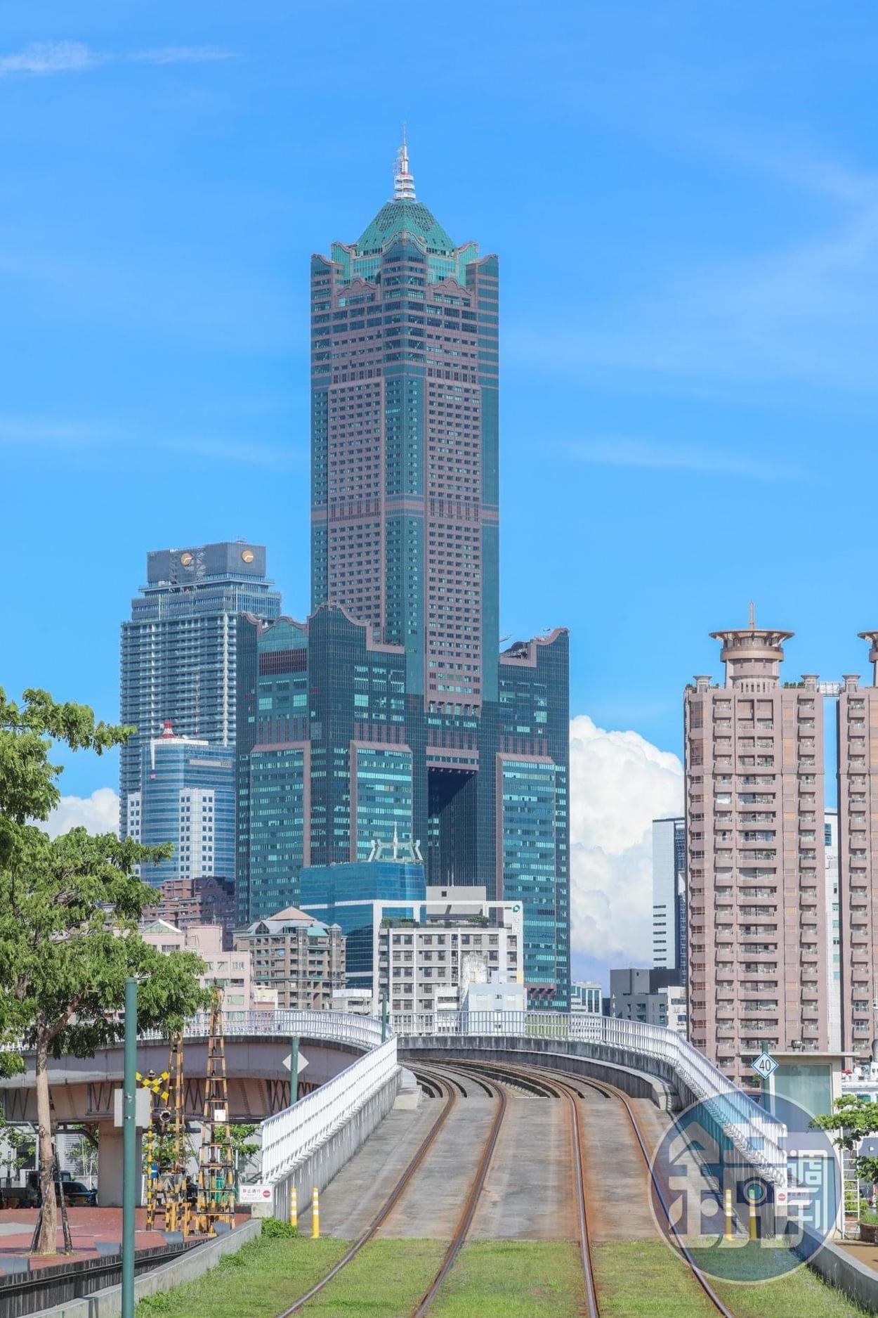 C12站駁二大義水岸輕軌可飽覽高雄市景與海港風光。