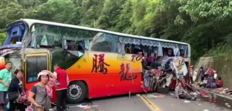 蘇花公路發生遊覽車撞山壁重大車禍。（翻攝畫面）
