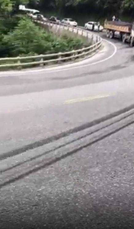 路面上留有超長煞車痕。（翻攝自爆料公社）