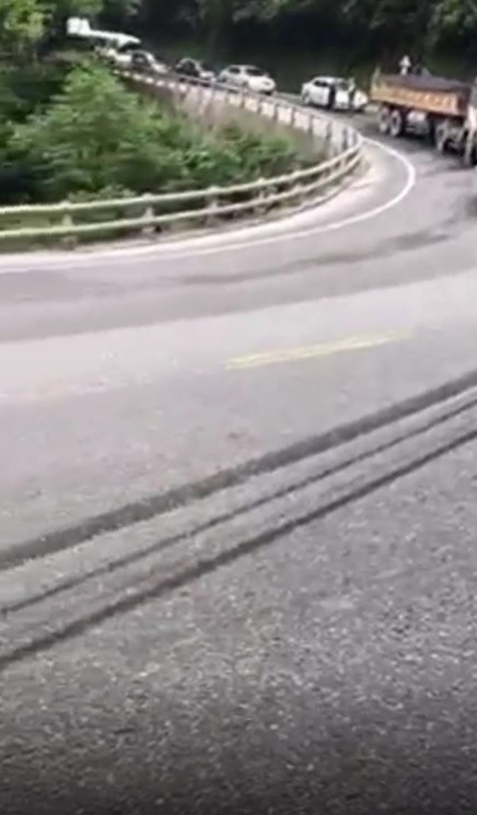 路面上留有超長煞車痕。(翻攝自爆料公社)
