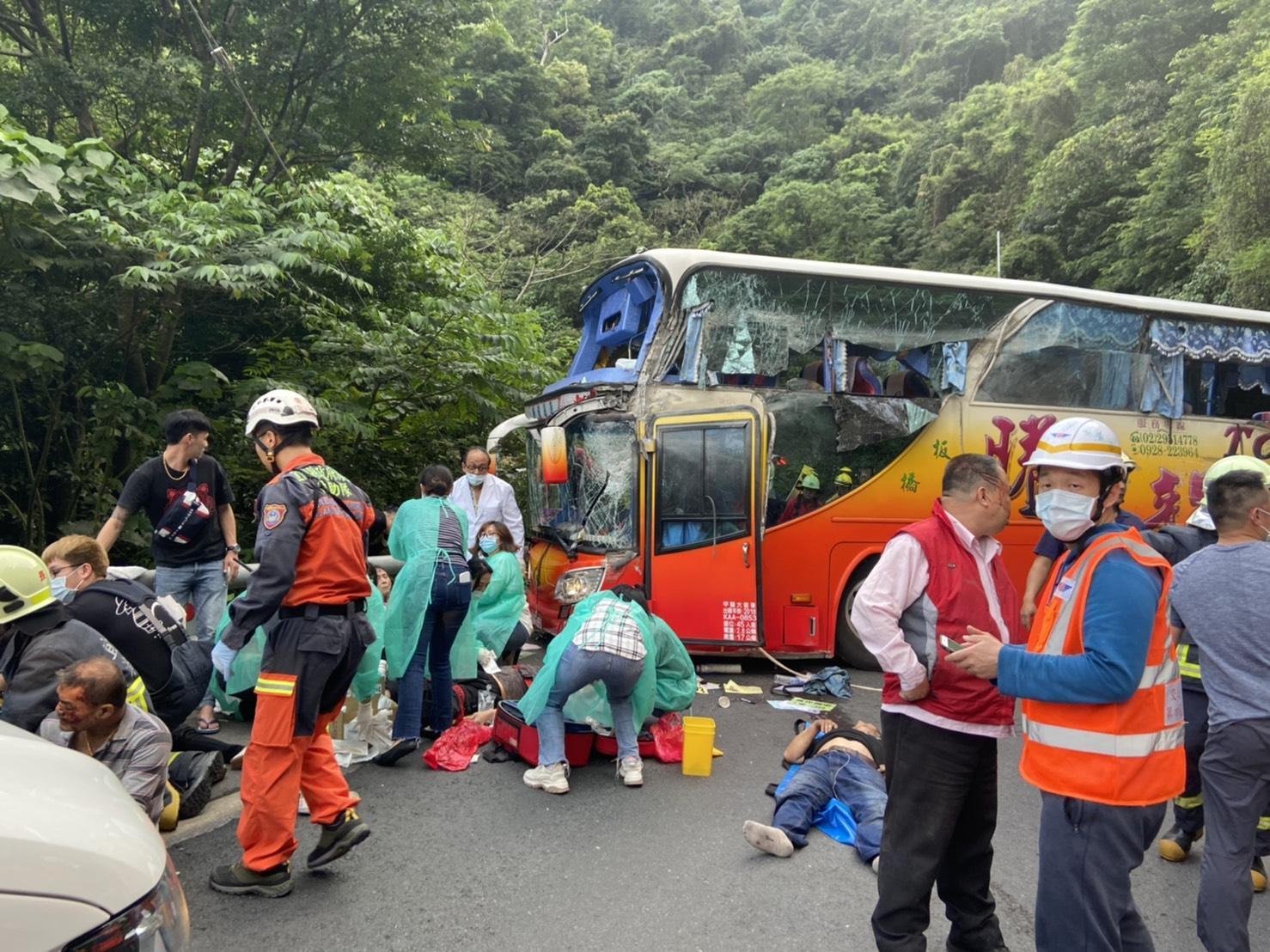 對於遊覽車失速自撞的慘劇，游姓駕駛表示「當時車速只有40多公里，是踩不到煞車，車速才越來越快，我只想讓車子安全停靠」。 （翻攝畫面）