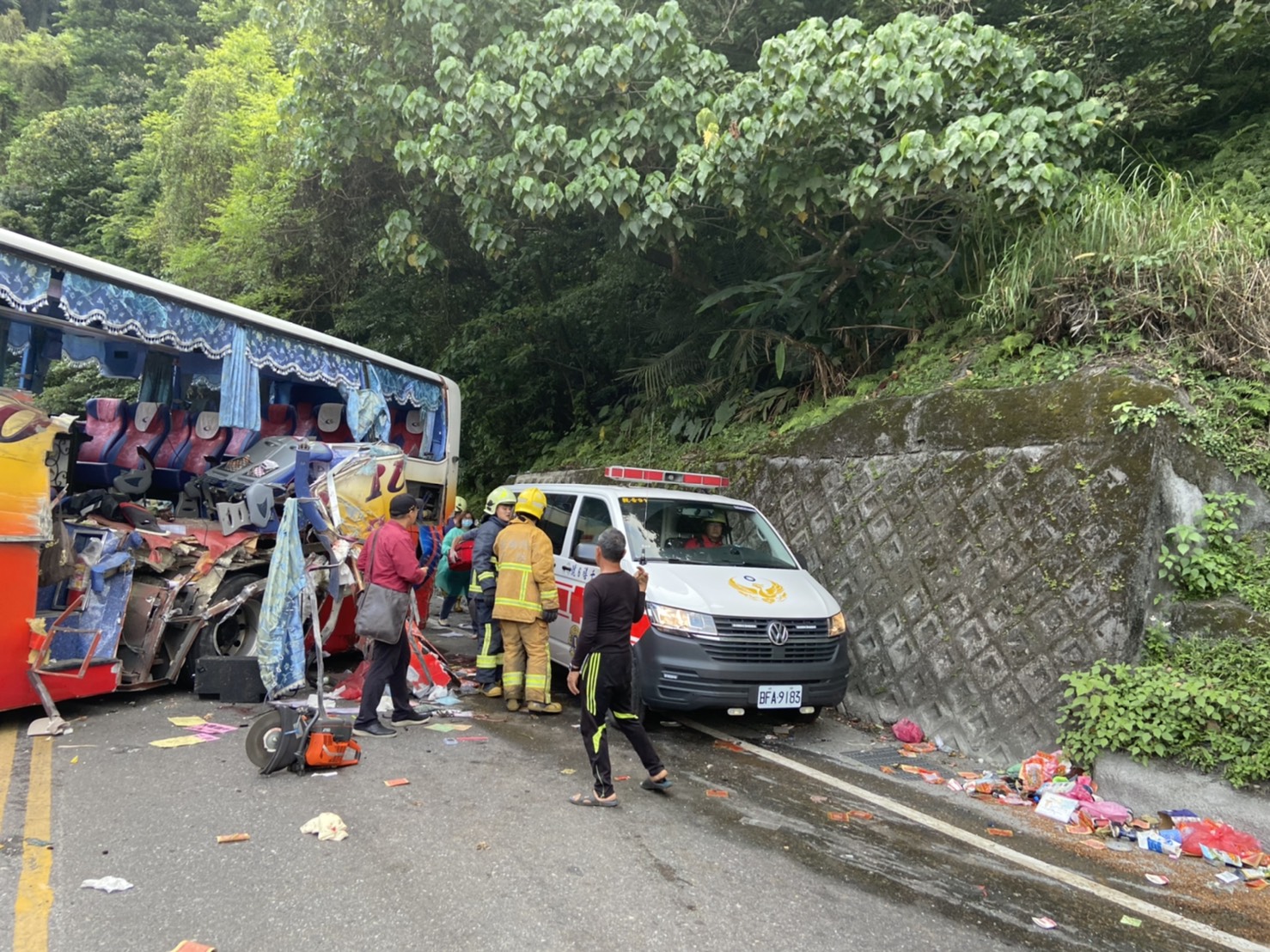 遊覽車後車身被撞得殘破不堪。(翻攝畫面)