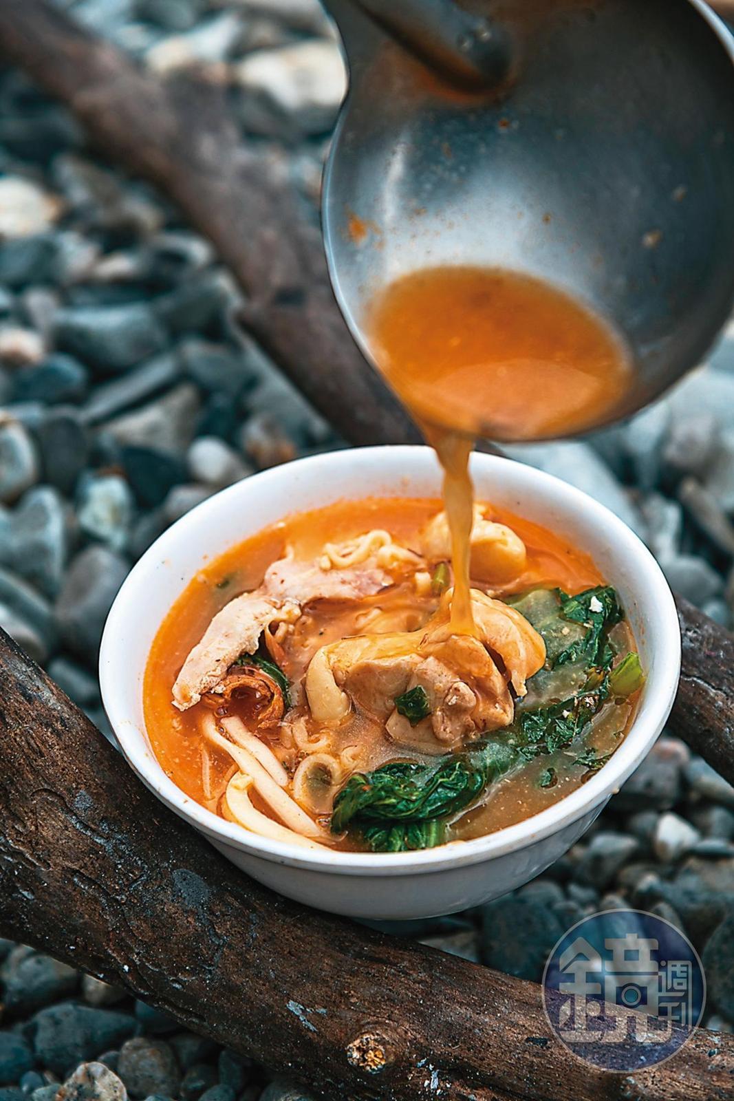 在野溪邊煮食「大鍋麵」，是無可比擬的美味。