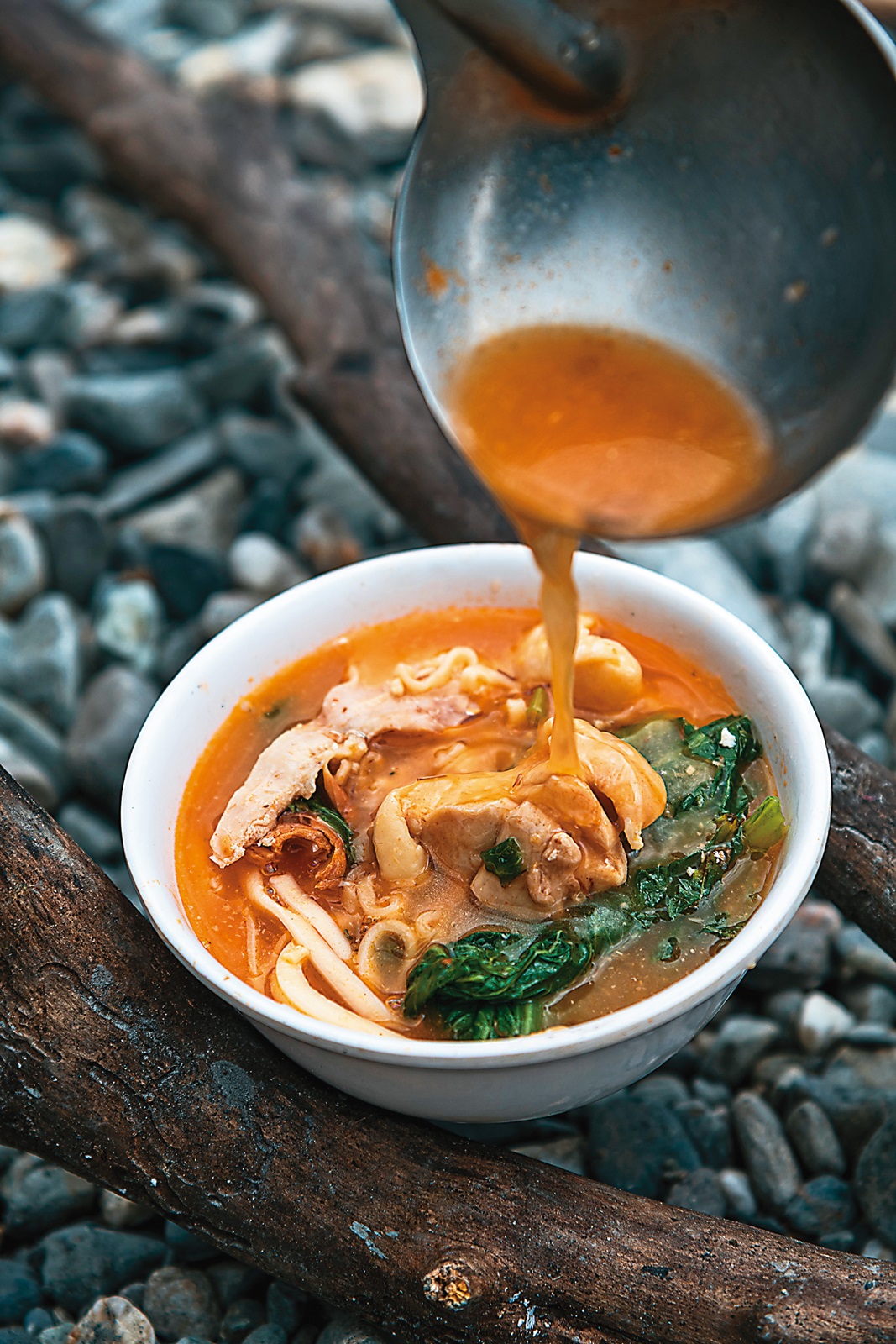 在野溪邊煮食「大鍋麵」，是無可比擬的美味。