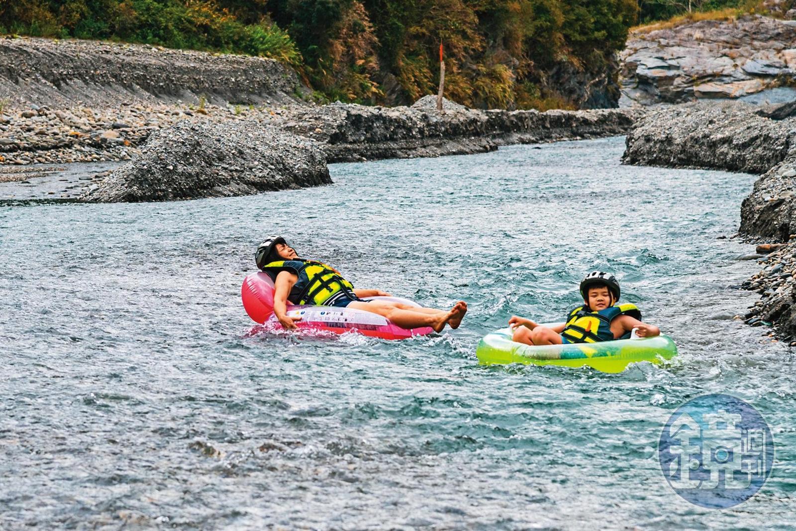 伊藍準備泳圈讓遊客體驗「漂漂河」的獨特玩法。