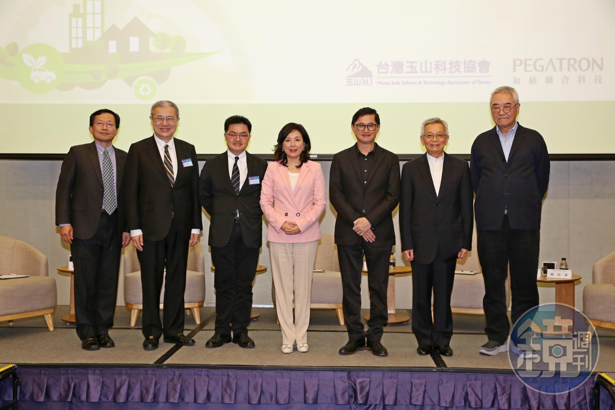 工研院產科國際所所長蘇孟宗（左起）、藍濤亞洲總裁黃齊元、和碩車用電子部總經理賴哲彥、台灣玉山科技協會理事長李紀珠、和碩董事長童子賢、和大董事長沈國榮齊聚電動車論壇。