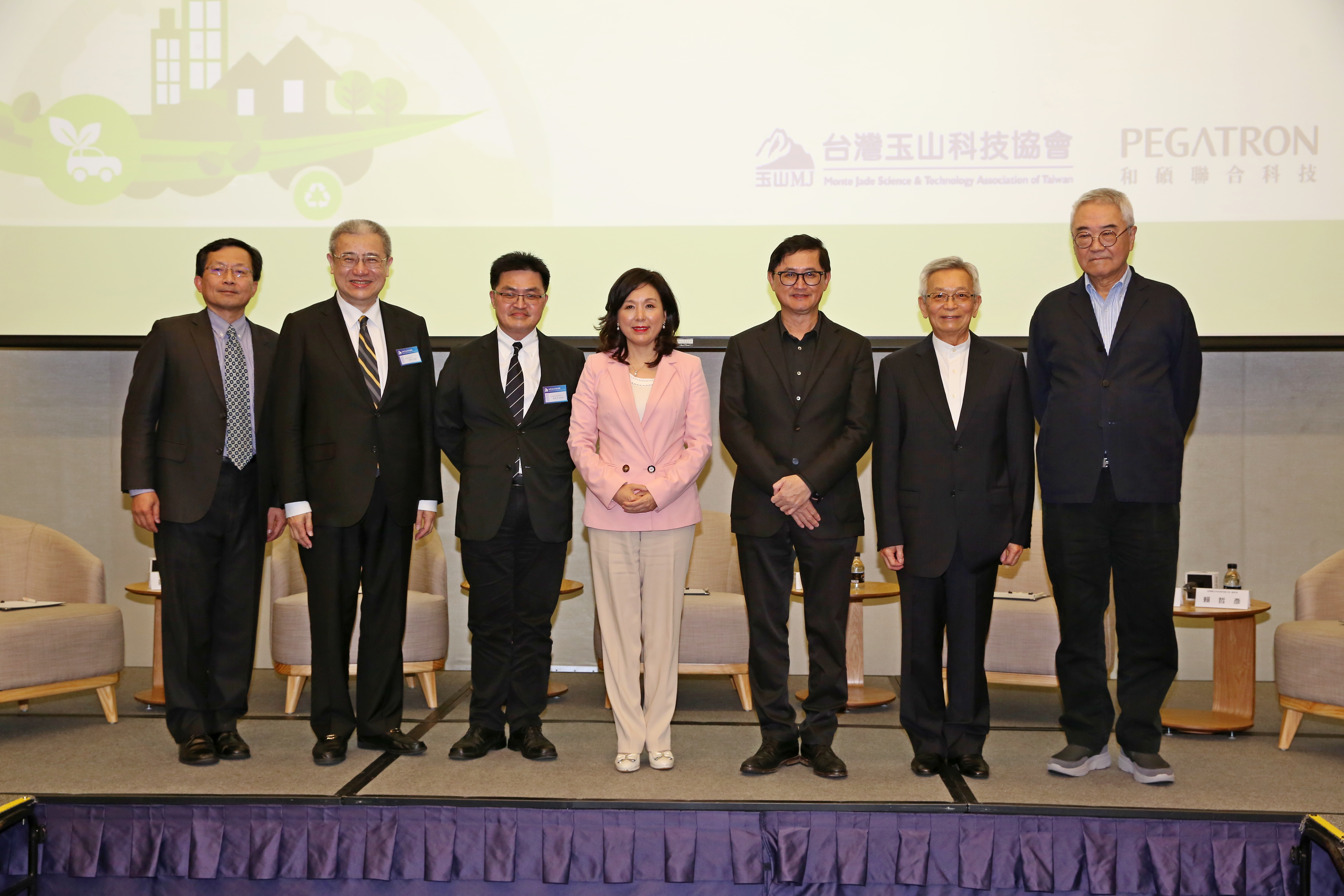 工研院產科國際所所長蘇孟宗(左起)、藍濤亞洲總裁黃齊元、和碩車用電子部總經理賴哲彥、台灣玉山科技協會理事長李紀珠、和碩董事長童子賢、和大董事長沈國榮齊聚電動車論壇。