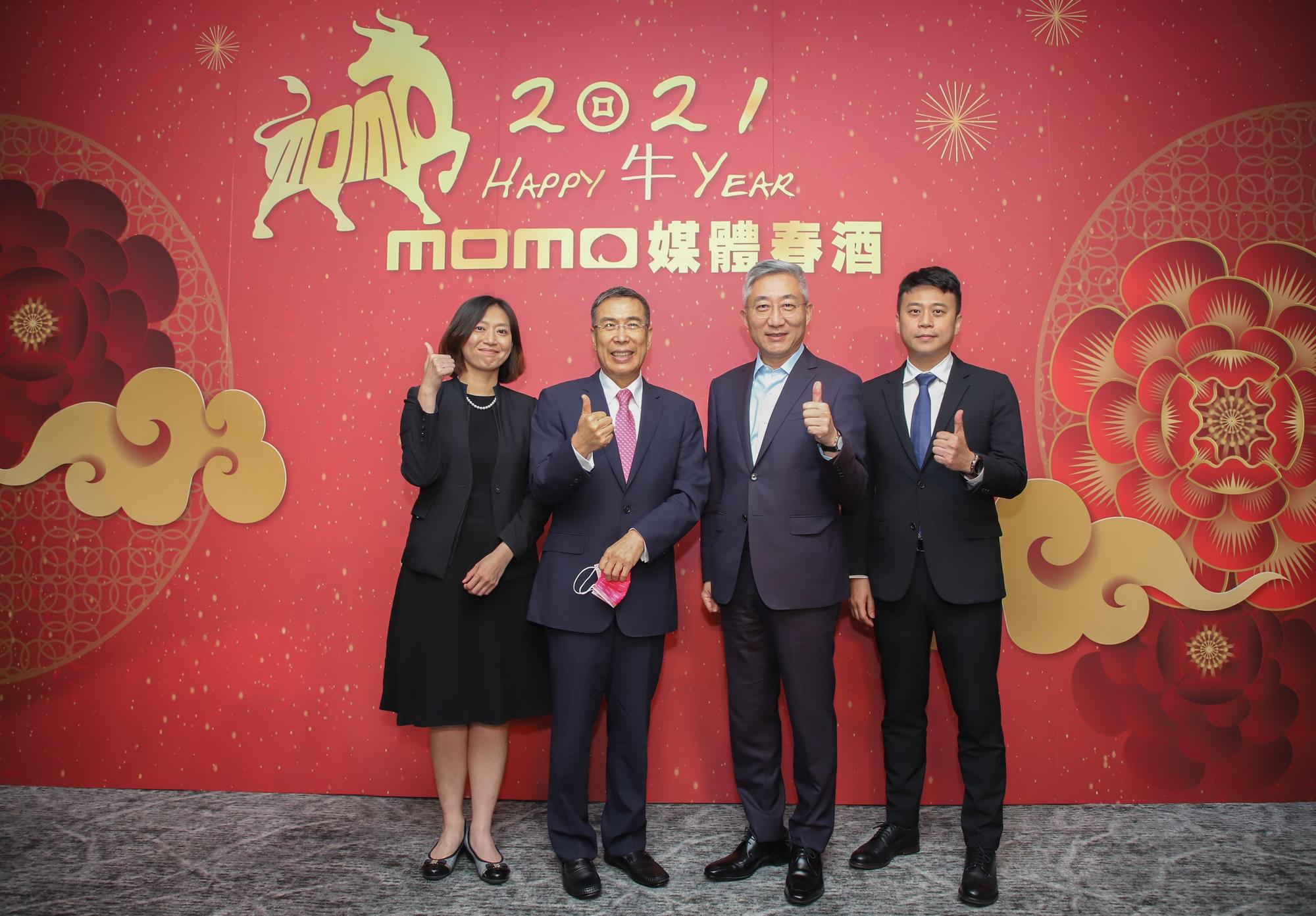富邦媒董事長林啟峰(左2)看好今年營運延續去年成長(momo提供)