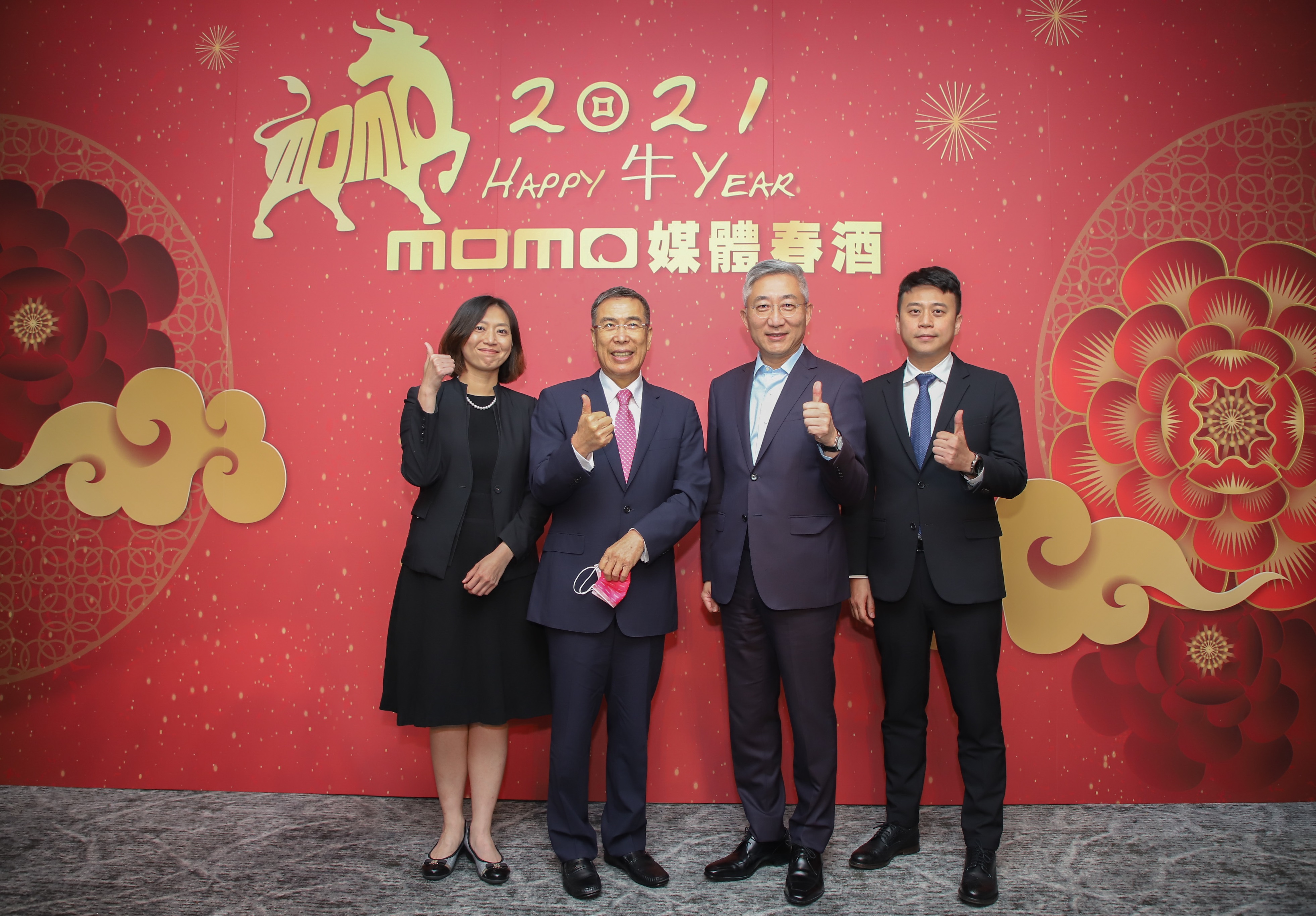 富邦媒董事長林啟峰（左2）看好今年營運延續去年成長（momo提供）