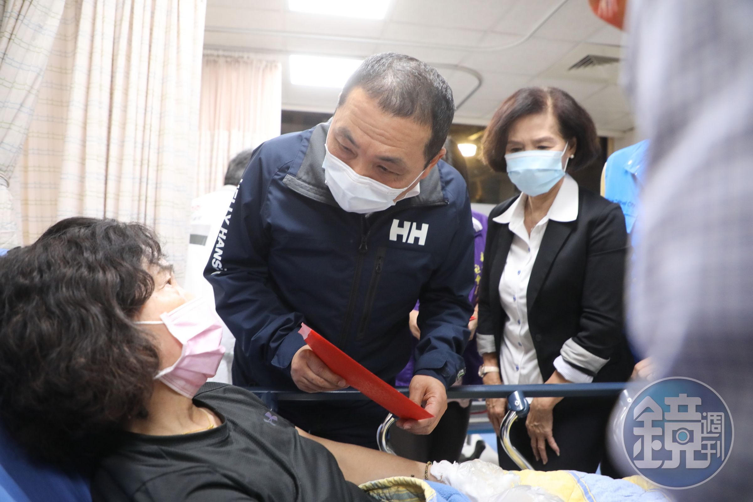 新北市長侯友宜與宜蘭縣長林姿妙到醫院探視受傷民眾，並發送慰問金。（新北市政府提供）