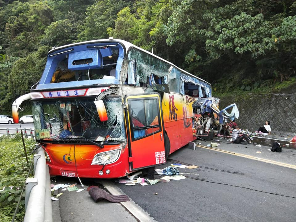 台9線蘇花公路昨天下午一輛遊覽車撞山壁，造成6死39傷。（翻攝自宜蘭勁好行臉書）