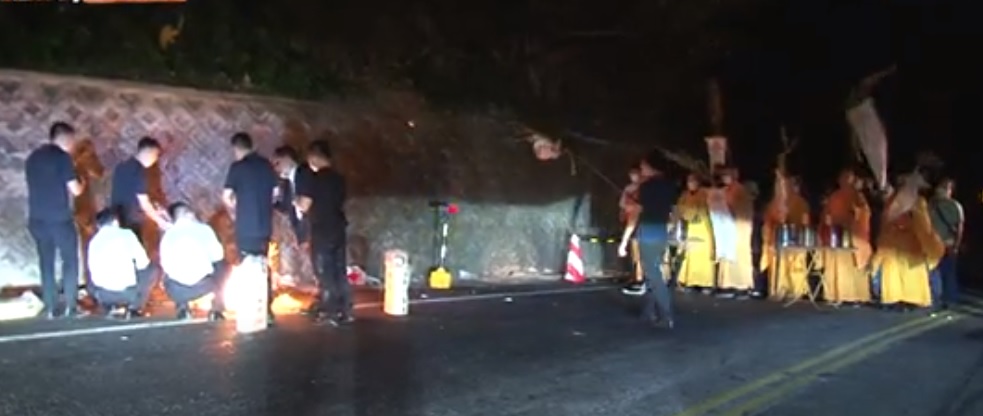 家屬凌晨於事發地點招魂,令人鼻酸。(翻攝畫面)