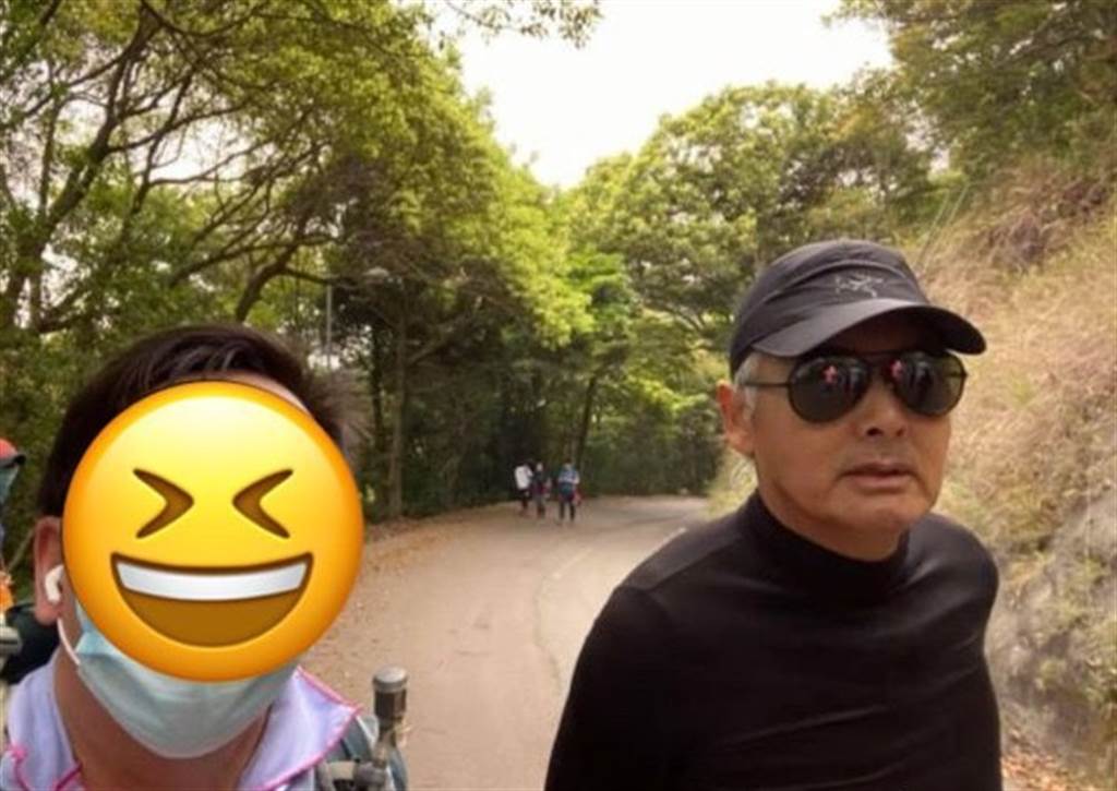 山友沒等周潤發答應就拿出手機合影的行為,遭網友砲轟「沒禮貌」。(翻攝自香港行山遠走之友(吹水山谷)