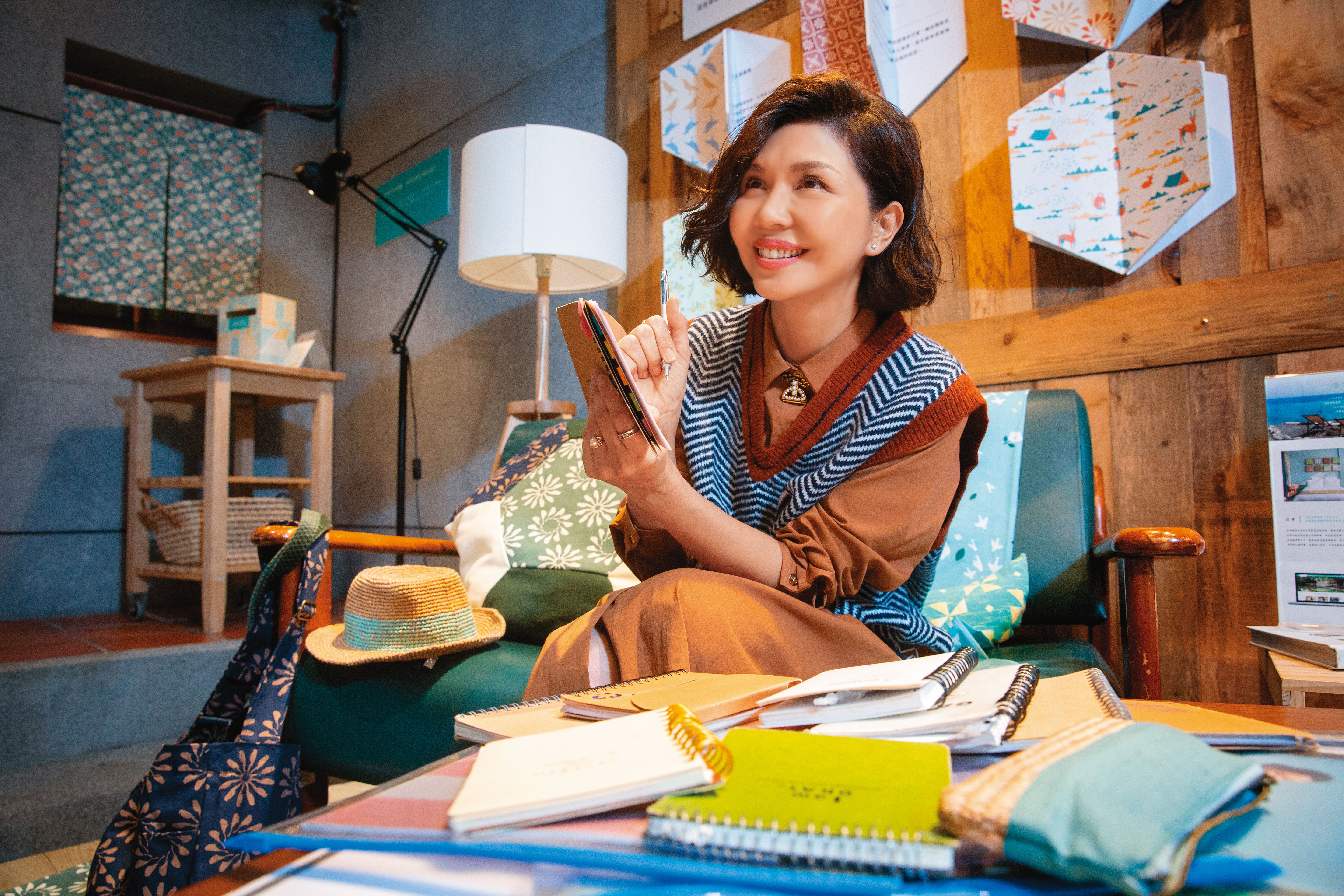 于子育形容自己40歲前的財務是本糊塗帳，靠斷捨離重啟財富成長。（服裝提供：CHLOECHEN）