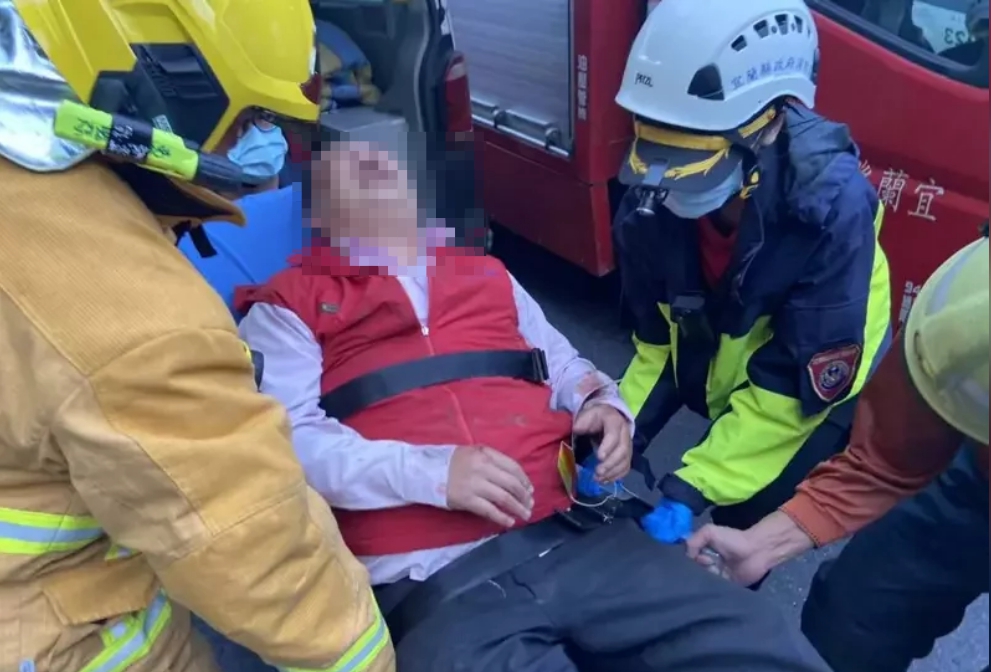 遊覽車游姓司機說,事發時踩不到剎車,他受傷送醫時心情激動。(消防局提供)