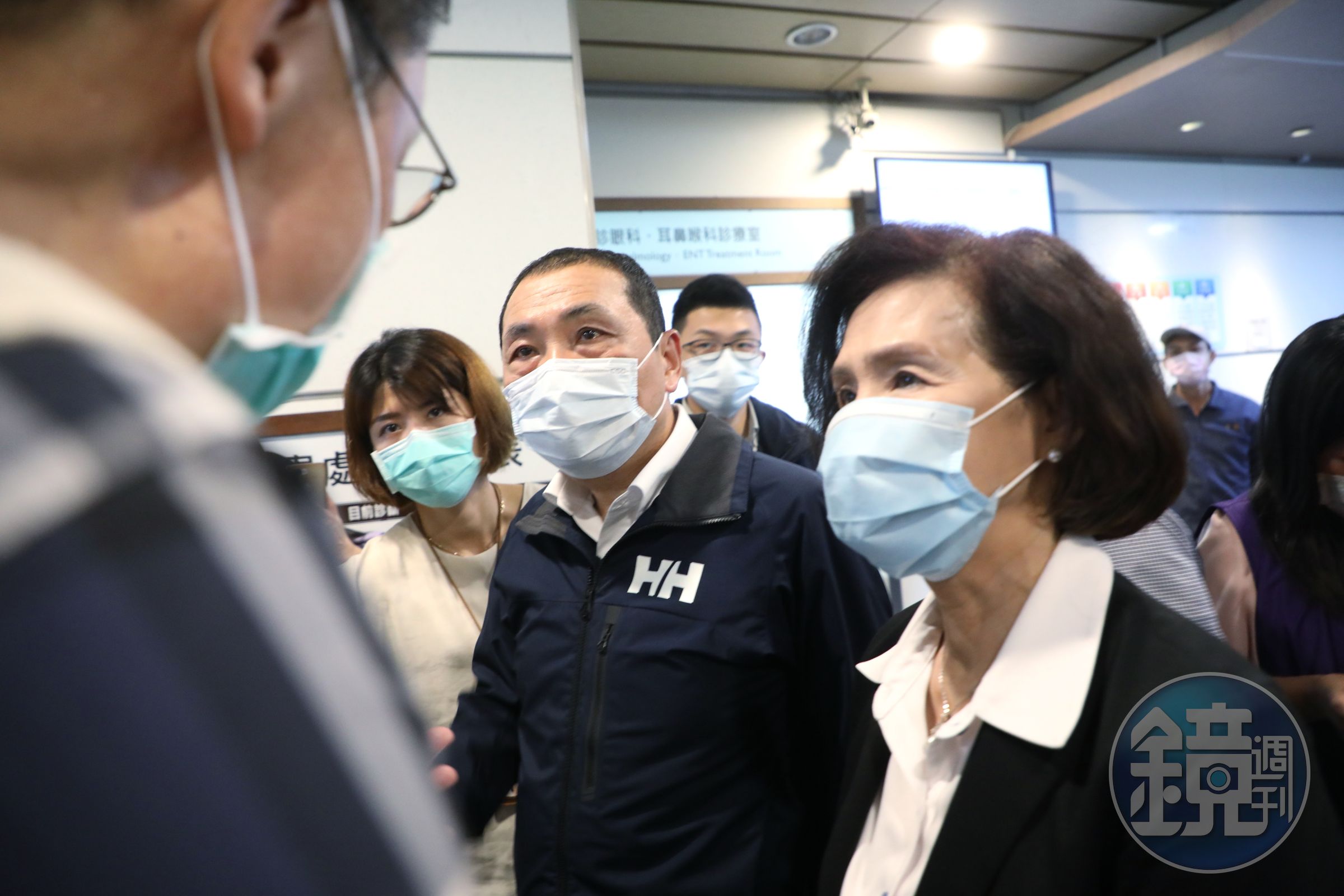 新北市民在宜蘭發生重大車禍，新北市長侯友宜、宜蘭縣長林姿妙昨晚前往宜蘭醫院關心。（新北市政府提供）
