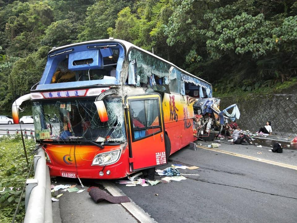 遊覽車於蘇花公路自撞的事故，使車體產生大洞，車體業者出面駁斥「偷工減料造成的」。（翻攝自宜蘭勁好行臉書）