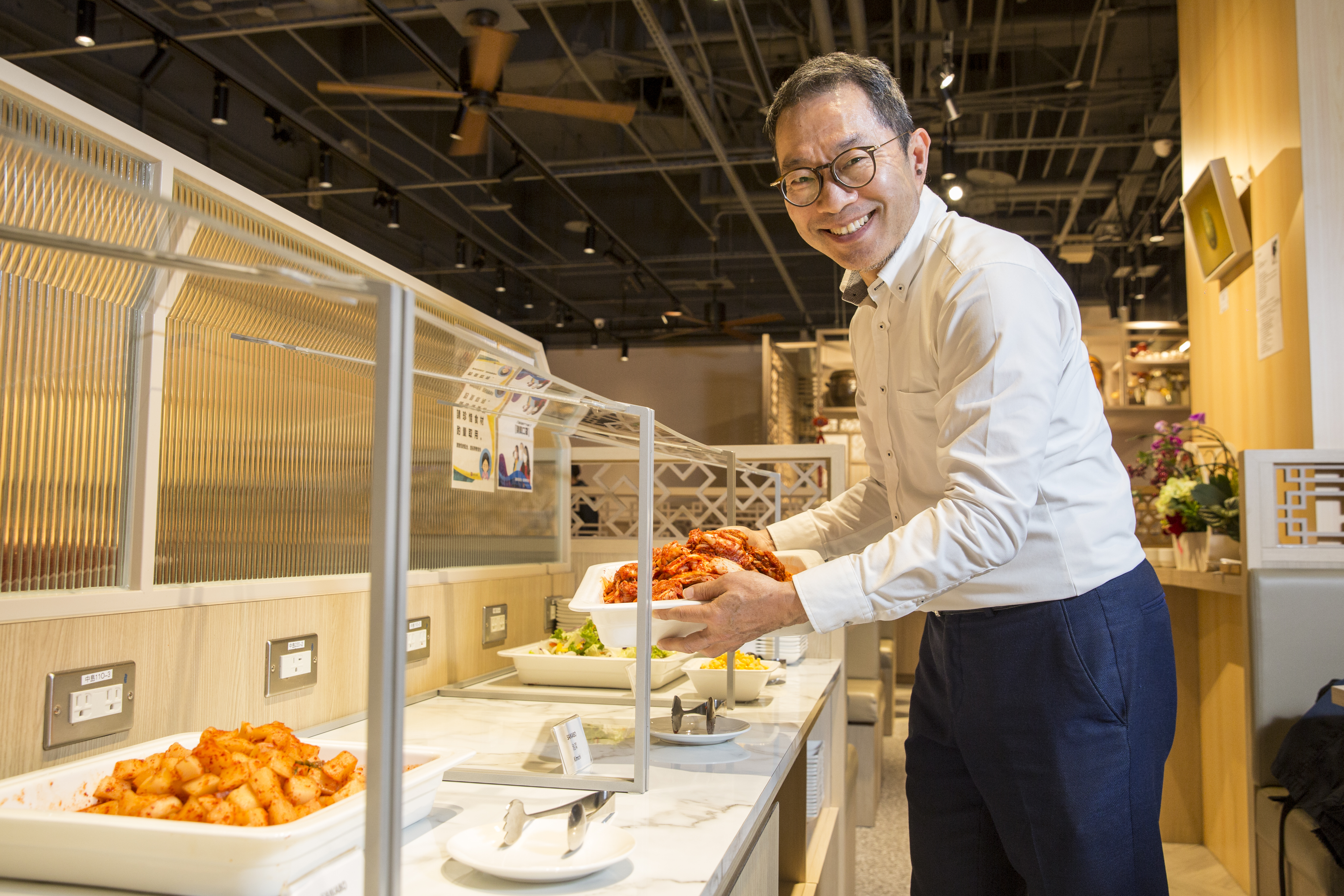 周繼正過去曾是大戶屋總經理，56歲離職的他，這一次要為自己拚一把。投入畢生積蓄，引進了日本知名的韓國料理品牌，希望三年內開到十家分店。