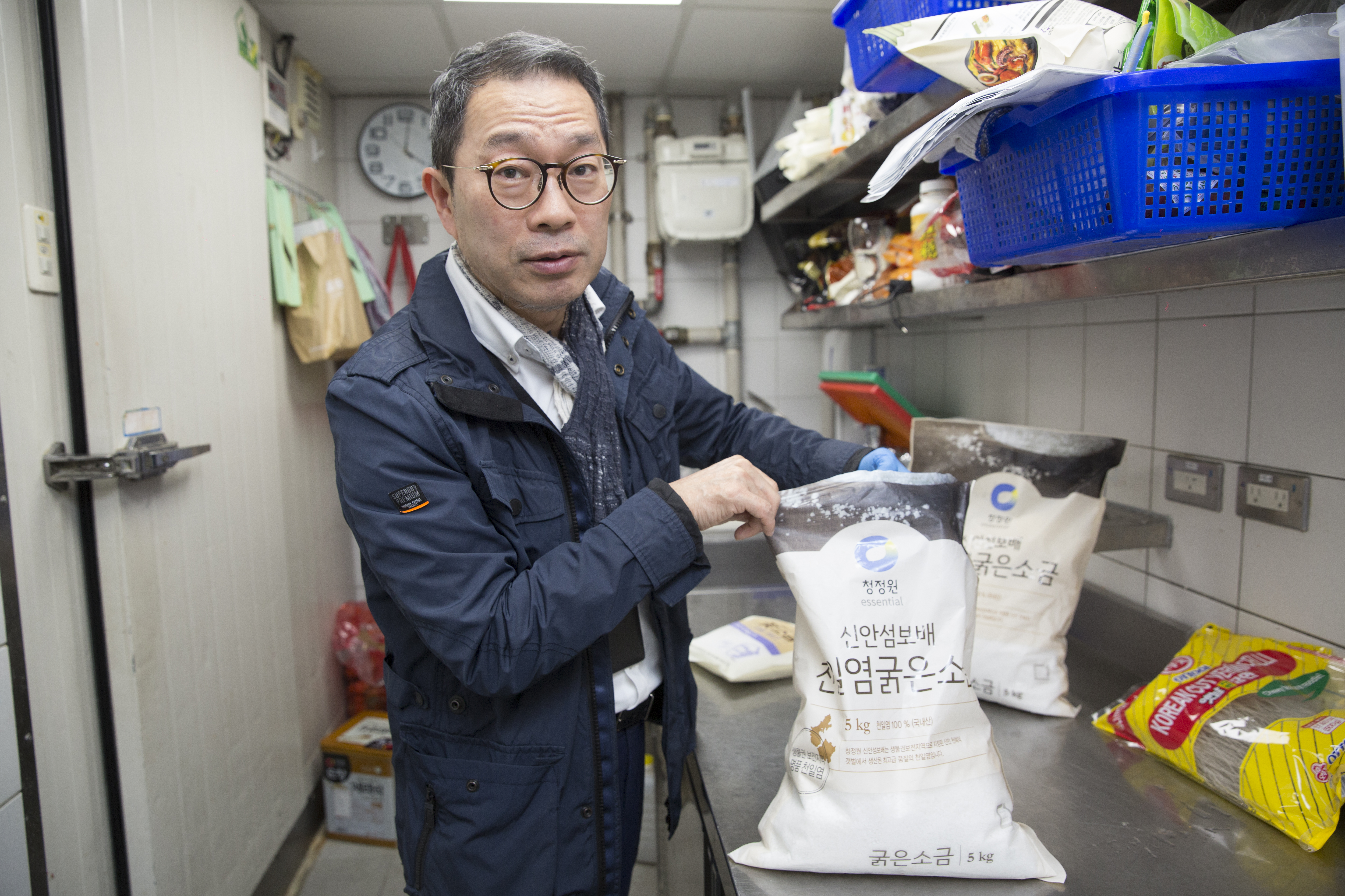 店內的鹽、麵粉、冬粉等原料都是從韓國進口。