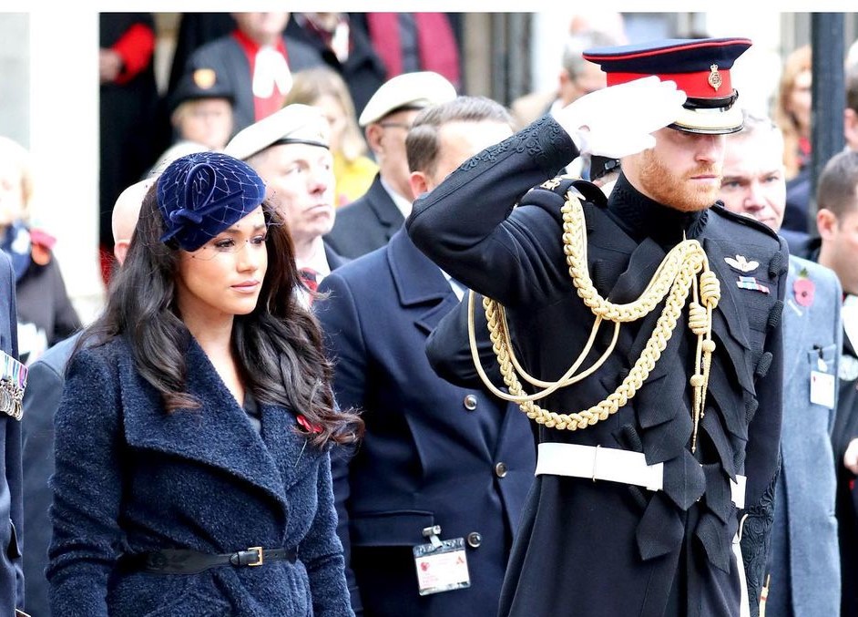 梅根（左）嫁給哈利王子後不適應王室生活，脫英後在美國定居。（翻攝sussexroyal IG）
