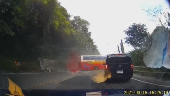 最新事故影片曝光，畫面令人怵目驚心。（翻攝自影片。）