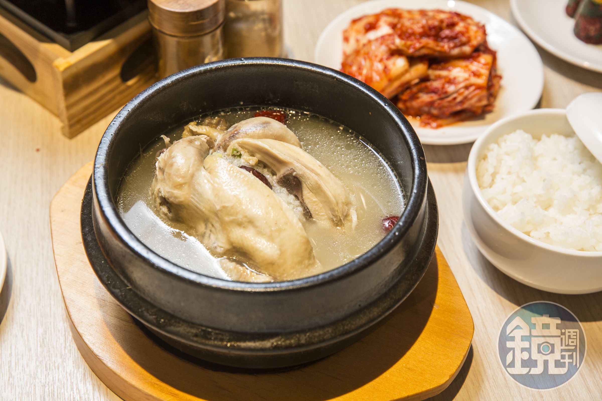 台灣很少見的韓國傳統美食蔘雞湯，鹹淡由自己添加。（半雞280元、全雞418元。）