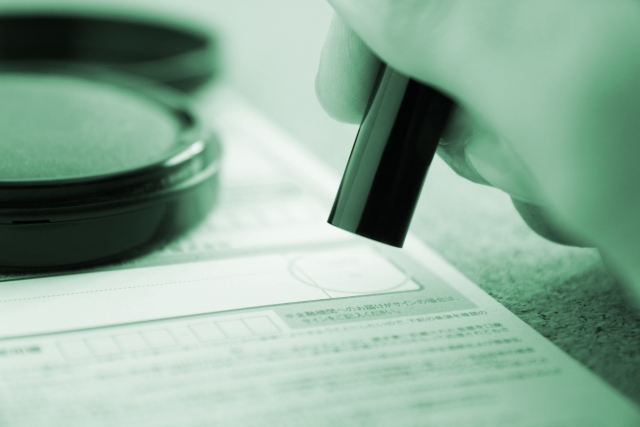 日本網友分享自己在念大學前，父母要他簽一份切結書。（示意圖，photoAC）