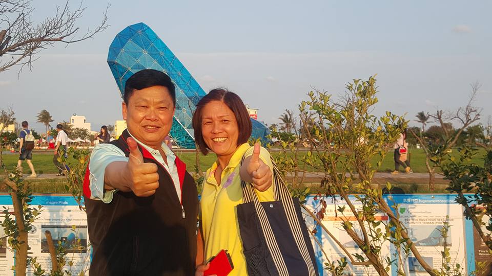 台北市福安里長謝文加（左）與妻子謝素珍。（翻攝謝文加臉書）
