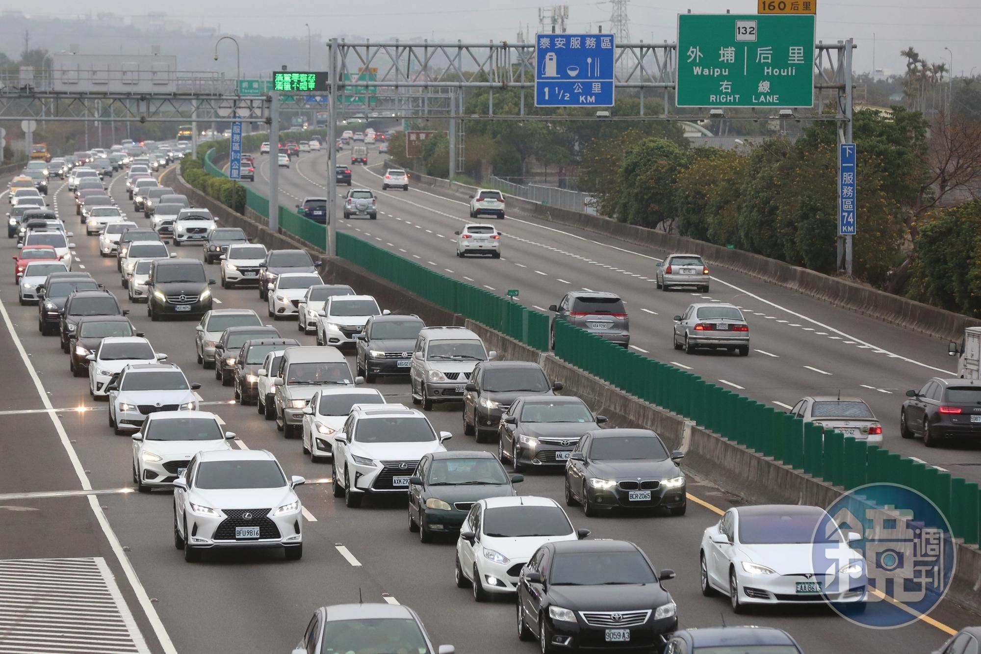 國人自駕遊普遍，安排出遊無形中也提高行車風險。（本刊資料照）