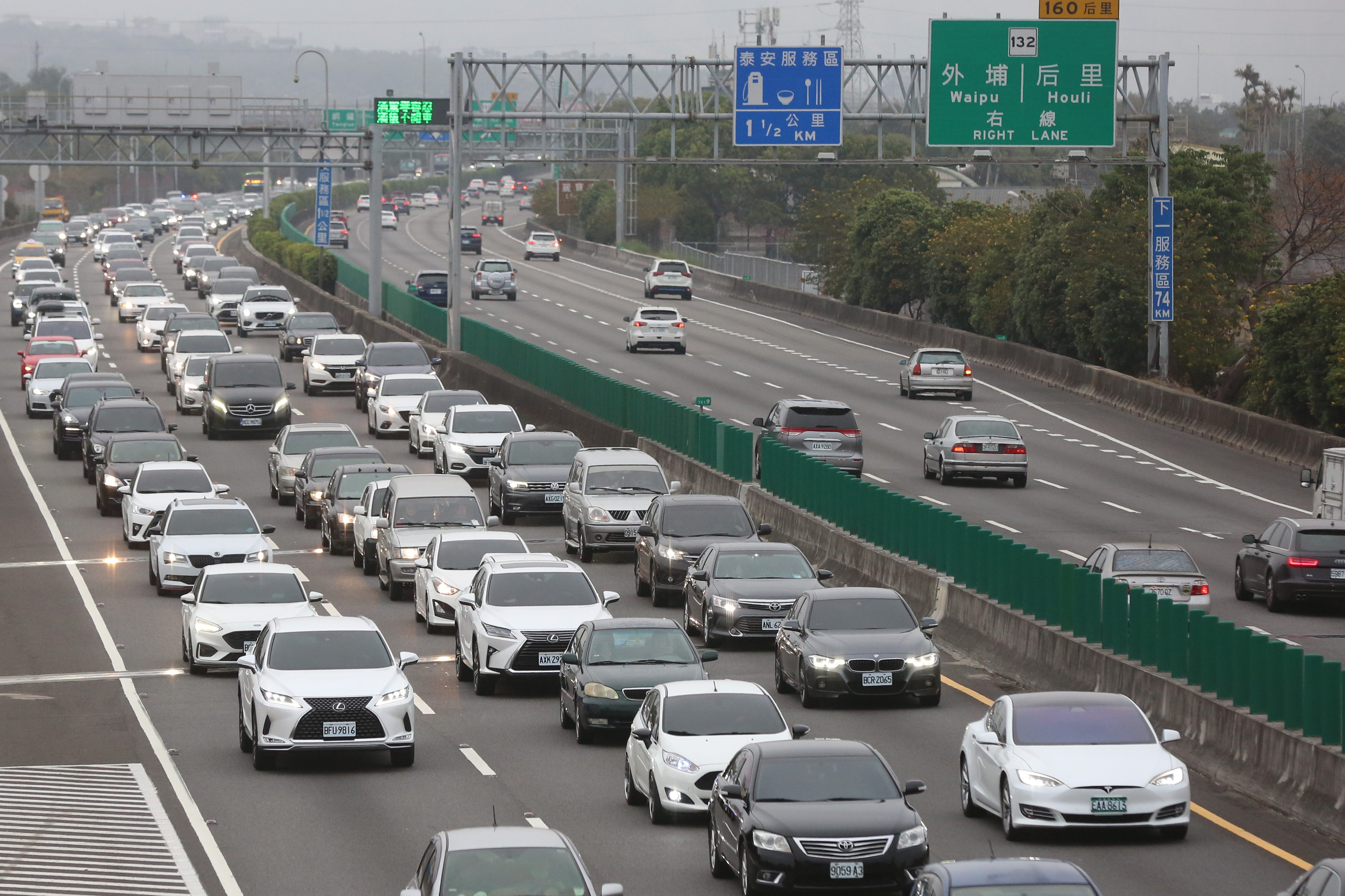 國人自駕遊普遍，安排出遊無形中也提高行車風險。（本刊資料照）