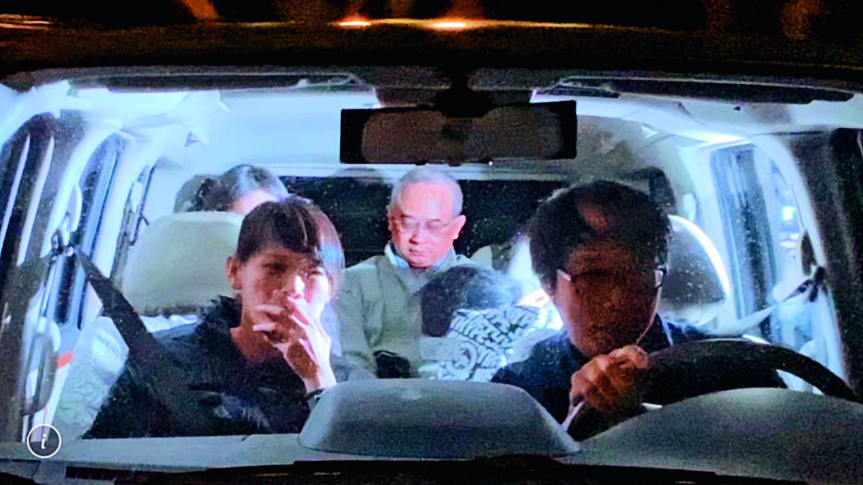 遭控是香港最大間諜組織的「中國創新投資」董事長向心及妻子龔青，25日晚間經調查局國安站移送北檢複訊。圖為向心夫婦進入北檢第五辦公室畫面。