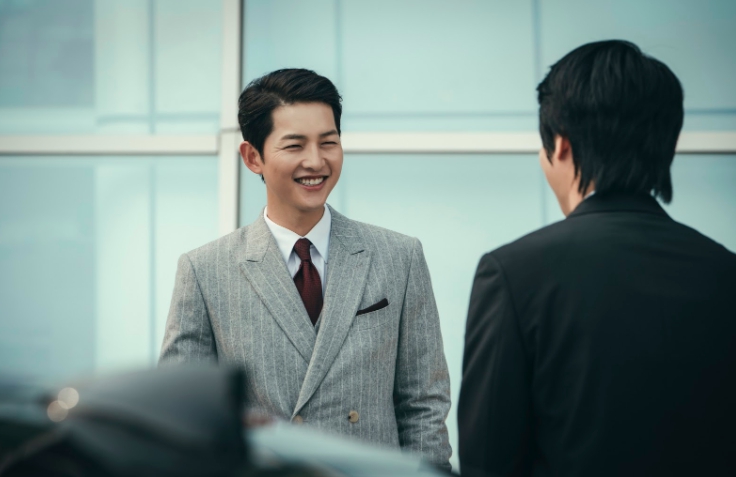 宋仲基（左）主演韓劇《黑道律師文森佐》成績不俗，帥氣外貌也再次引發討論。（Netflix提供）