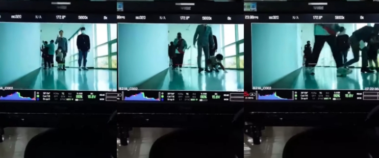 宋仲基姪子在片場玩耍，他原先還在後方跟著開玩笑，但一準備開拍立刻上前單手把姪子抱離現場。（翻攝自網路）