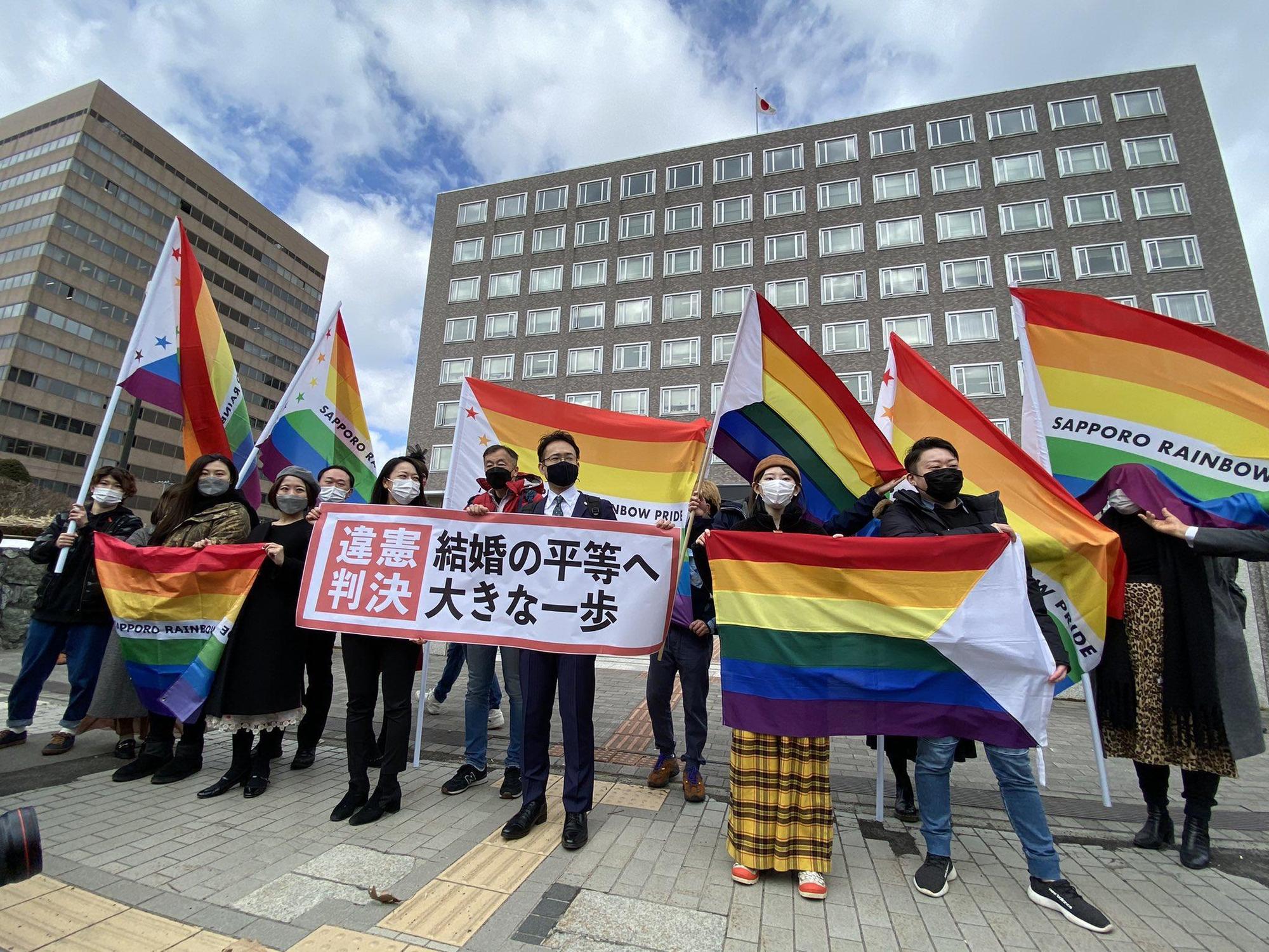 札幌地方法院一審宣判，日本政府不承認同性婚姻違反《憲法》第14條，被視為日本婚姻平權的重要里程碑。（翻攝自@ marriage4all_推特）