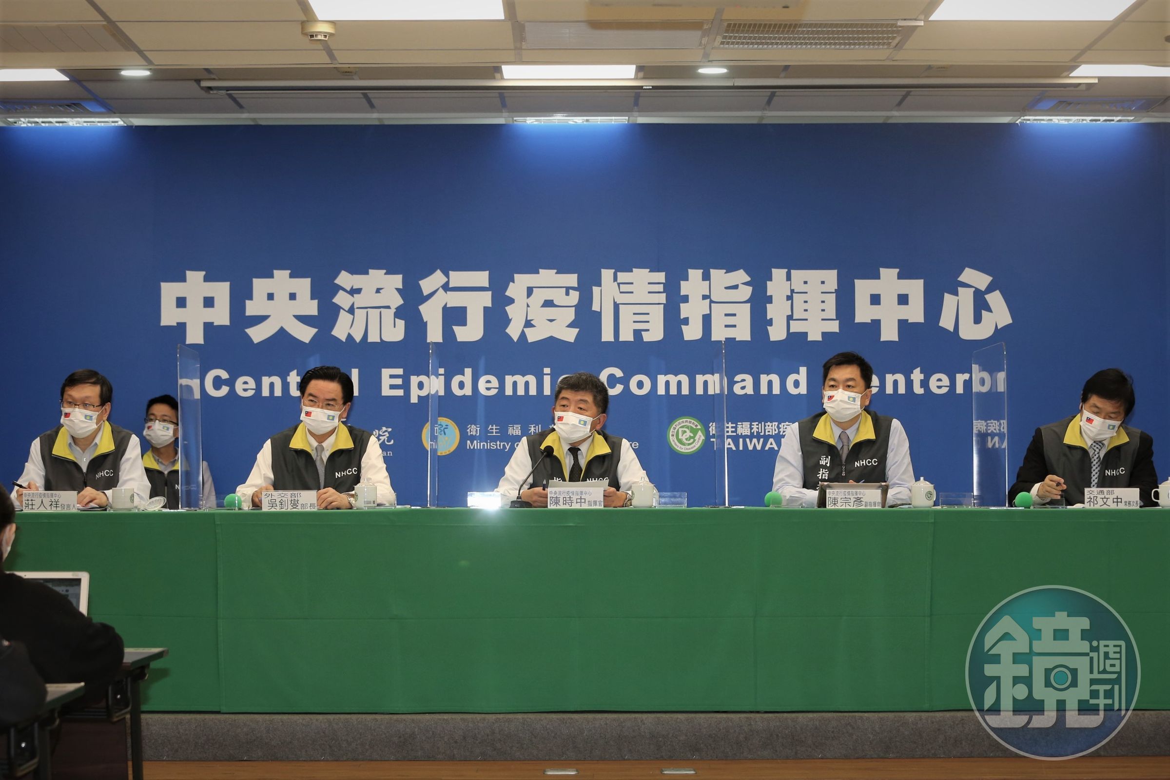 指揮官陳時中（中）回應媒體，若團員於機場驗出陽性，後續該如何處理。（指揮中心提供）
