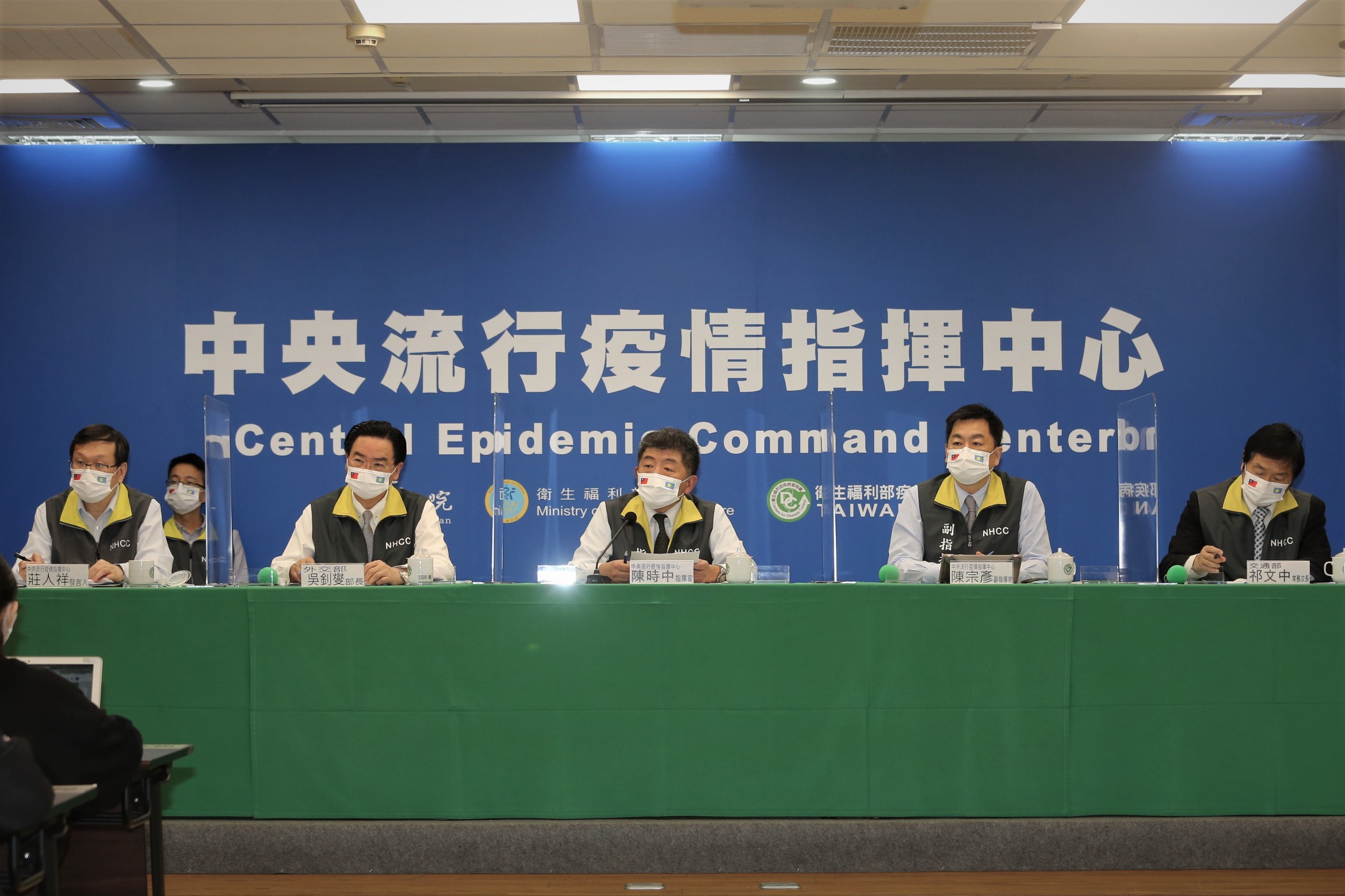 指揮官陳時中（中）回應媒體，若團員於機場驗出陽性，後續該如何處理。（指揮中心提供）