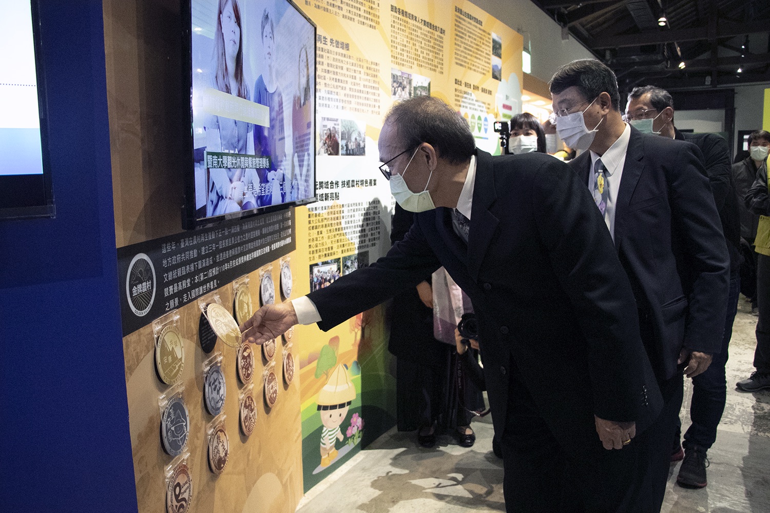 農委會副主委陳添壽與水保局局長李鎮洋體驗巡迴展展場互動道具