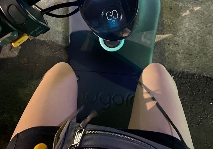 短褲妹表示，15日凌晨一路被警察尾隨跟到家，令她心有餘悸。（翻攝自Dcard）