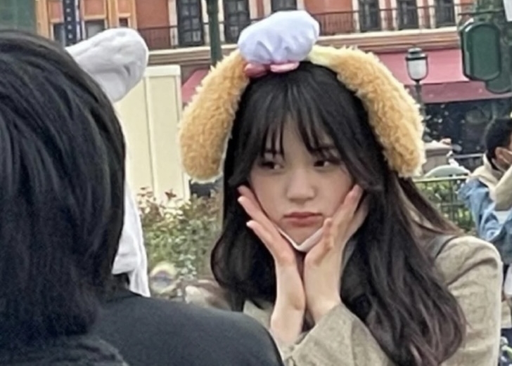 歐陽娜娜到上海迪士尼遊玩，被許多民眾捕獲。（翻攝自微博）