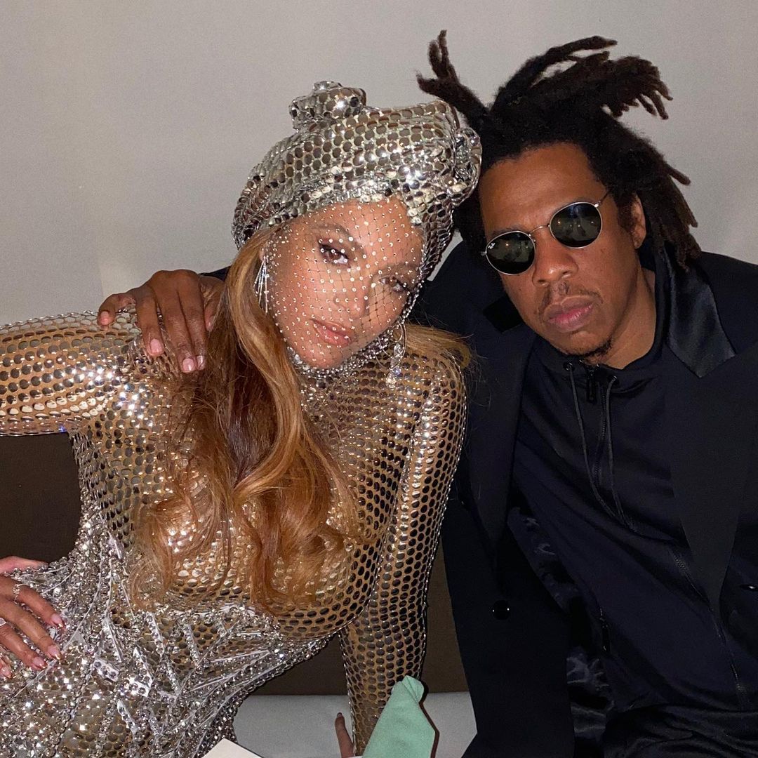 碧昂絲（左）勇奪4座葛萊美獎，與老公Jay Z（右）一起出席會後晚宴。（Burberry提供）