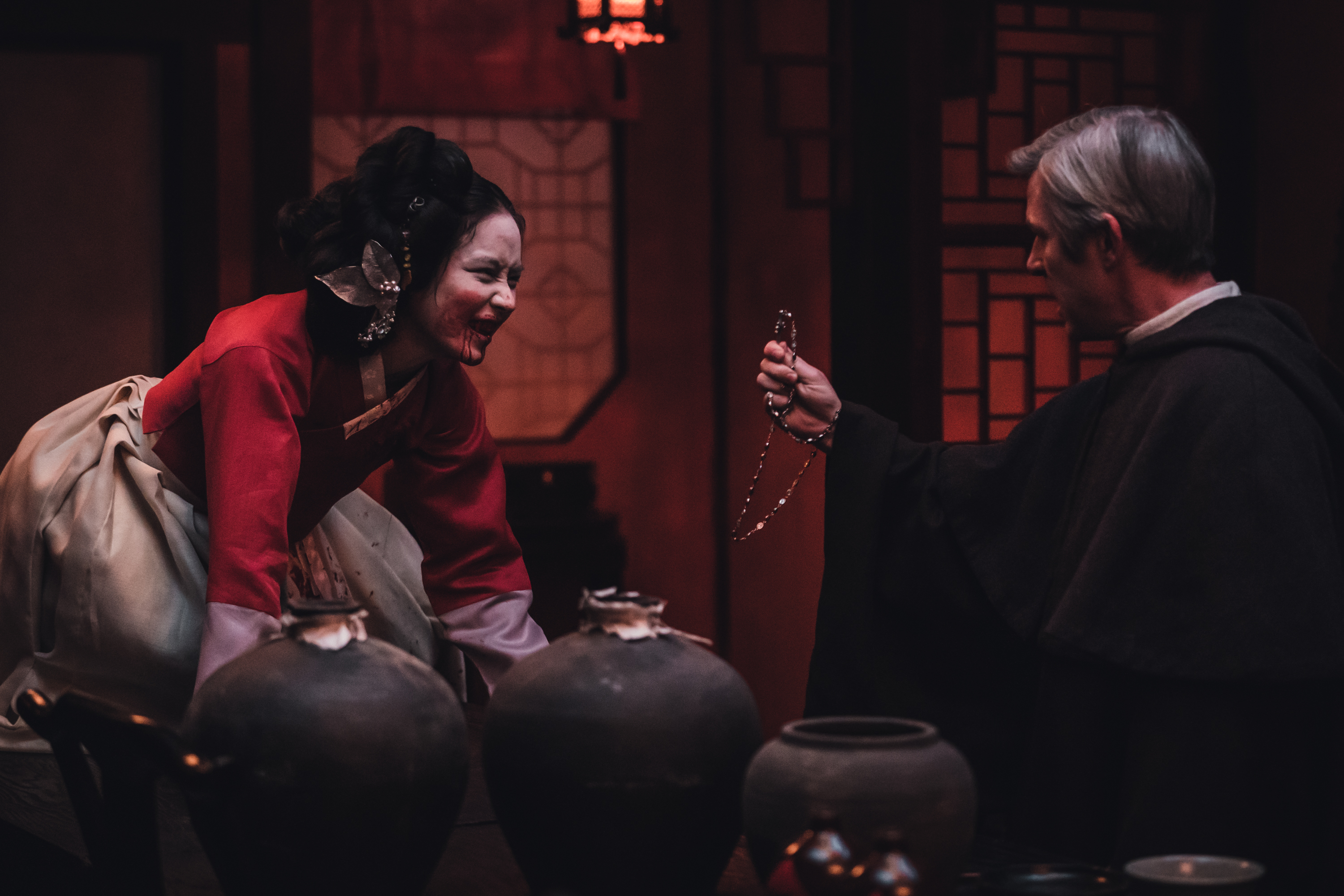 《朝鮮驅魔師》導演申景秀表示劇中魔物相較於《屍戰朝鮮》的喪屍，不僅止於肉體搏鬥部份。（friDay影音提供）